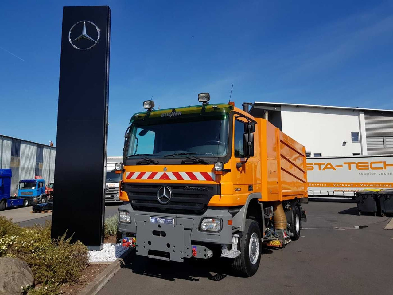Mercedes-Benz Actros 2032 A 4x4 Bucher STKF 9500 Airport - Utcaseprő gép: 1 kép. Mercedes-Benz Actros 2032 A 4x4 Bucher STKF 9500 Airport - Utcaseprő gép: 1 kép.