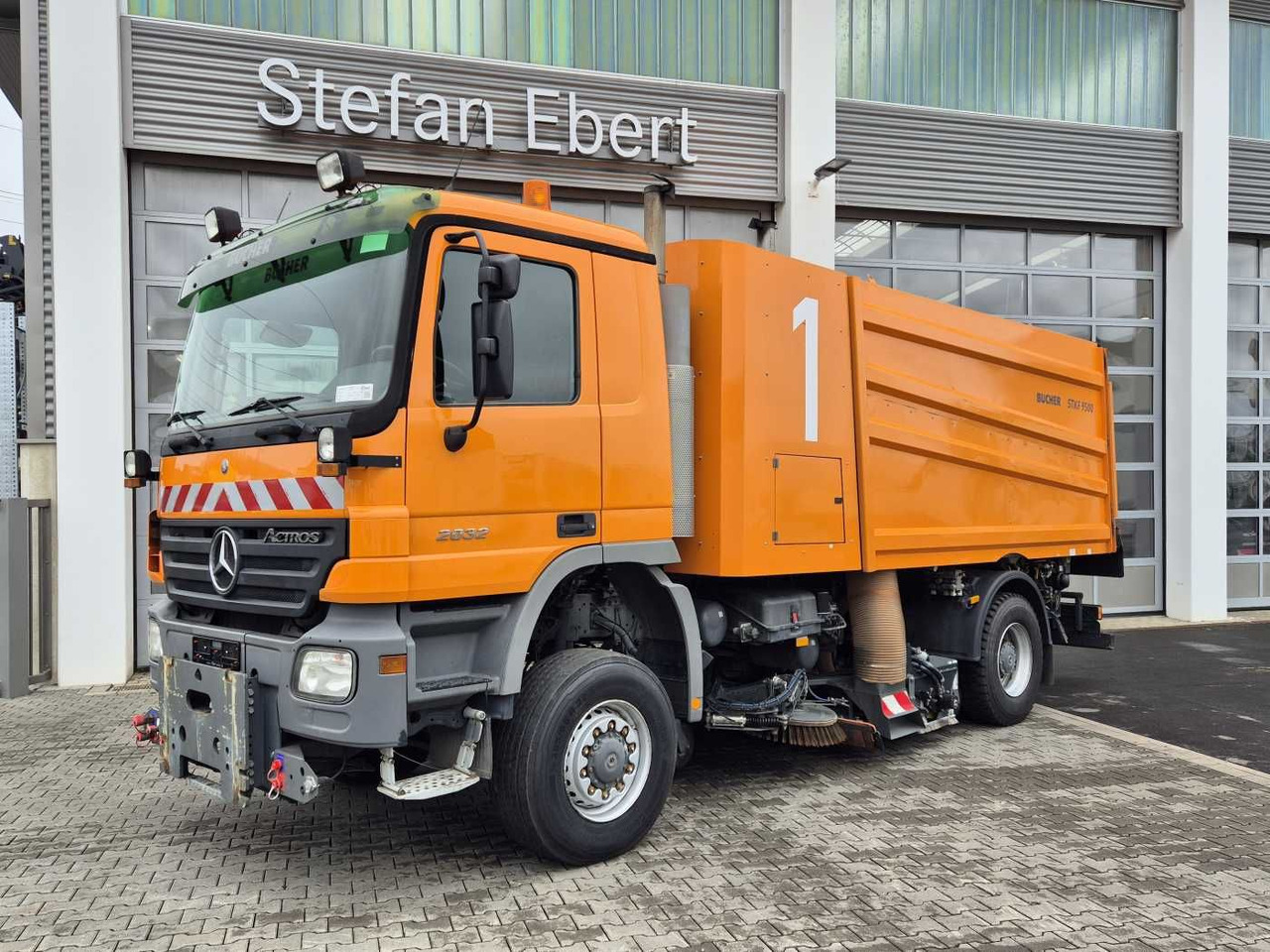 Mercedes-Benz Actros 2032 A 4x4 Bucher STKF 9500 Airport - Utcaseprő gép: 2 kép. Mercedes-Benz Actros 2032 A 4x4 Bucher STKF 9500 Airport - Utcaseprő gép: 2 kép.