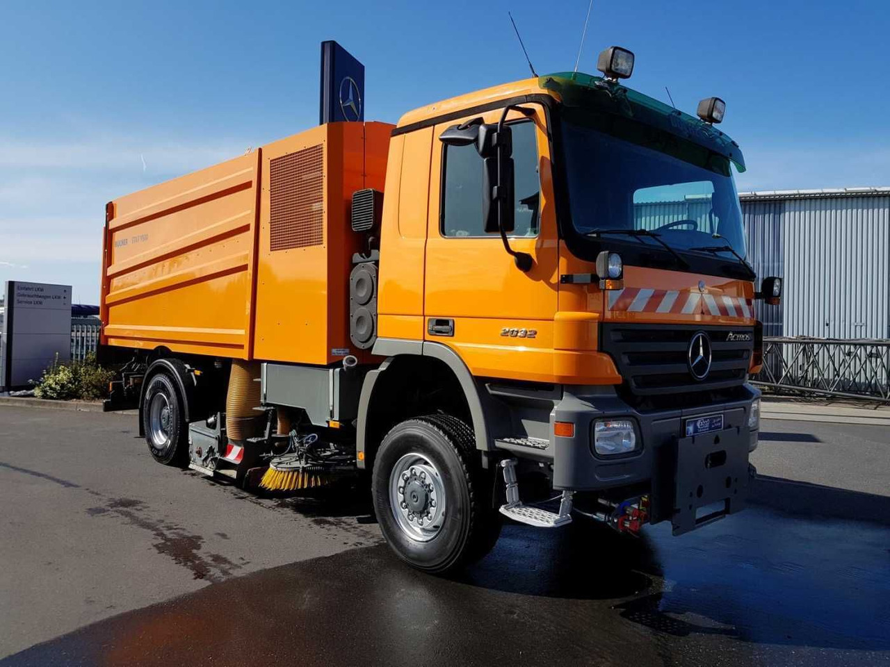 Mercedes-Benz Actros 2032 A 4x4 Bucher STKF 9500 Airport - Utcaseprő gép: 4 kép. Mercedes-Benz Actros 2032 A 4x4 Bucher STKF 9500 Airport - Utcaseprő gép: 4 kép.
