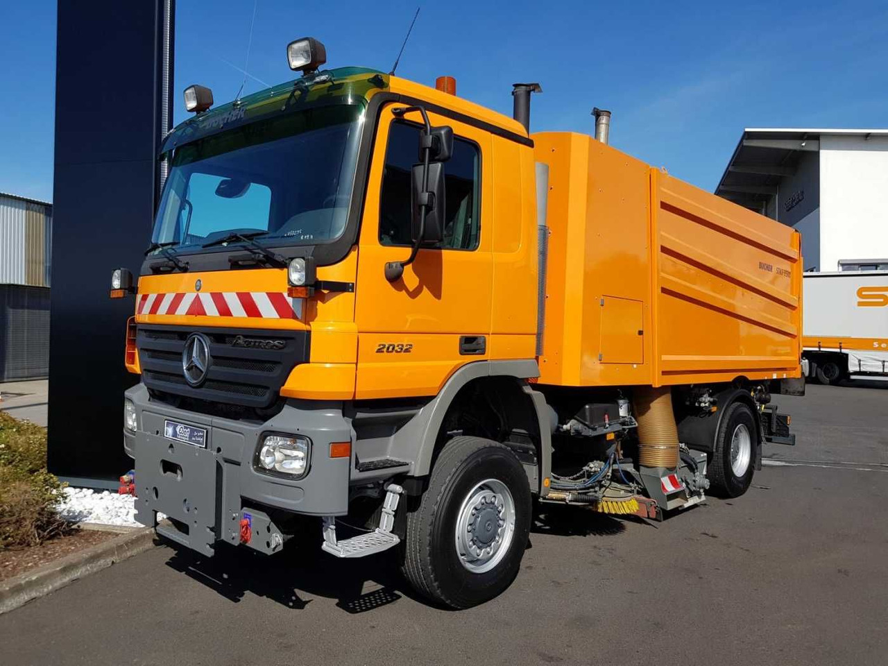Mercedes-Benz Actros 2032 A 4x4 Bucher STKF 9500 Airport - Utcaseprő gép: 3 kép. Mercedes-Benz Actros 2032 A 4x4 Bucher STKF 9500 Airport - Utcaseprő gép: 3 kép.