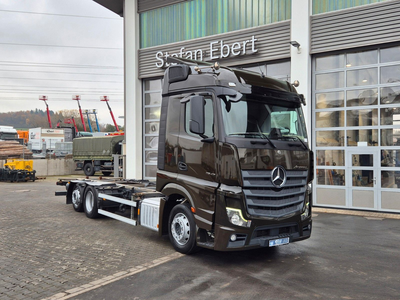 Mercedes-Benz Actros 2543 LnR 6x2 Retarder - Cserefelépítményes teherautó: 4 kép. Mercedes-Benz Actros 2543 LnR 6x2 Retarder - Cserefelépítményes teherautó: 4 kép.