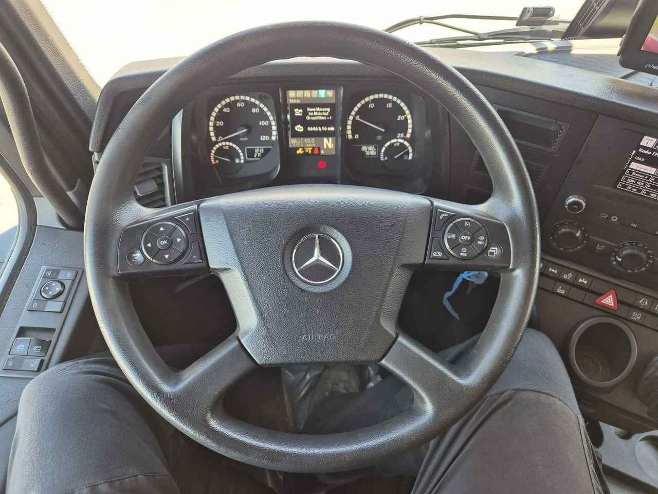 Ponyvás teherautó Mercedes-Benz Antos 2540 LnR 6x2 LBW Schiebeplanen AHK: 14 kép.