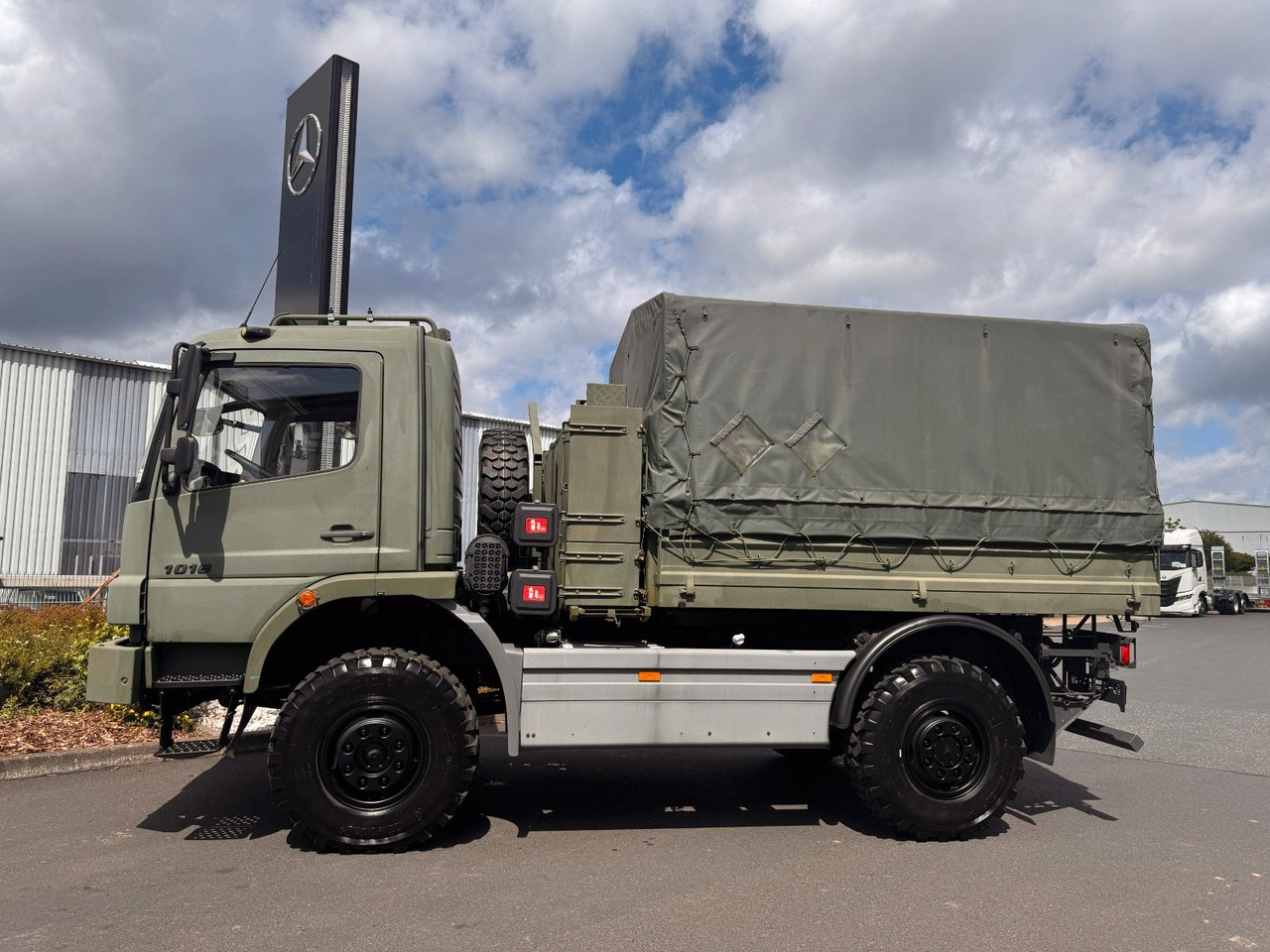 Mercedes-Benz Atego 1018 A 4x4 Singlebereifung 7 Stück vorh. - Platós teherautó: 4 kép. Mercedes-Benz Atego 1018 A 4x4 Singlebereifung 7 Stück vorh. - Platós teherautó: 4 kép.