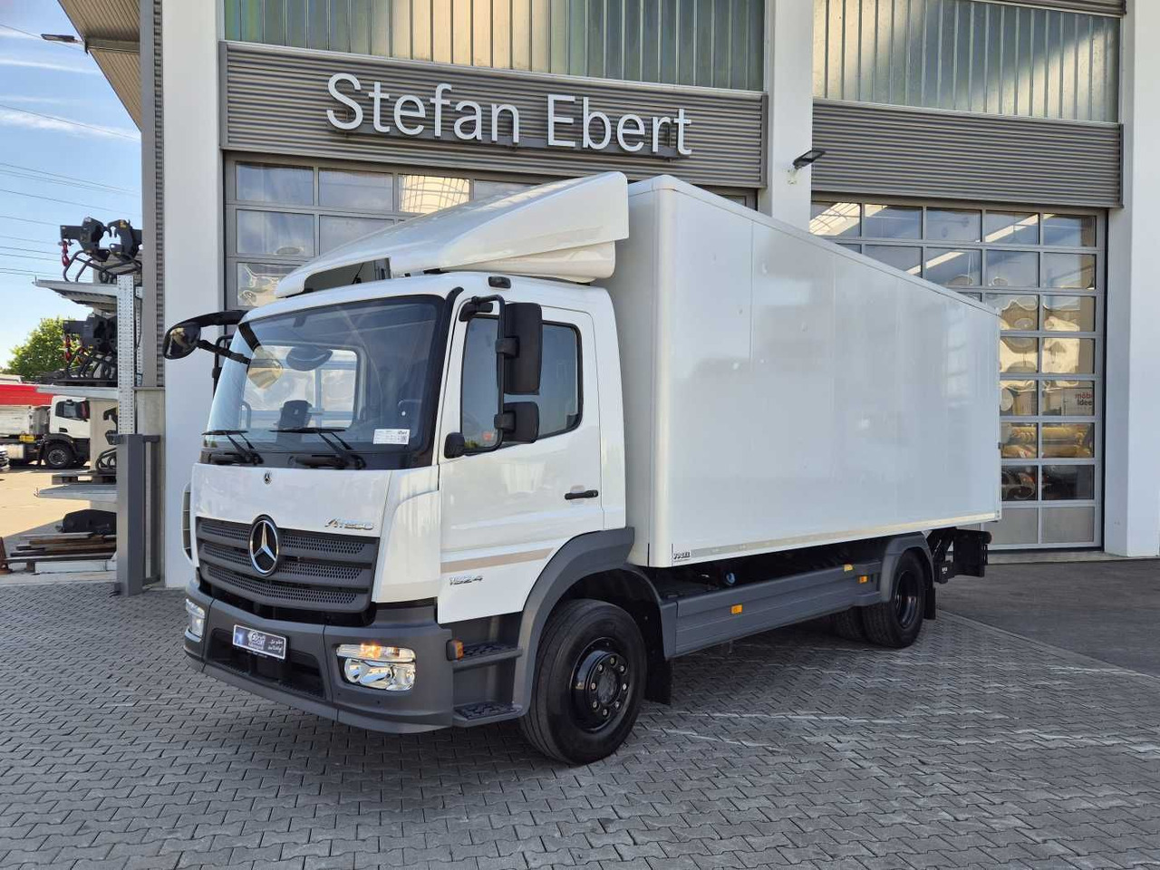 Mercedes-Benz Atego 1524 L Klima Standheizung LBW 1.500kg - Dobozos felépítményű teherautó: 1 kép. Mercedes-Benz Atego 1524 L Klima Standheizung LBW 1.500kg - Dobozos felépítményű teherautó: 1 kép.