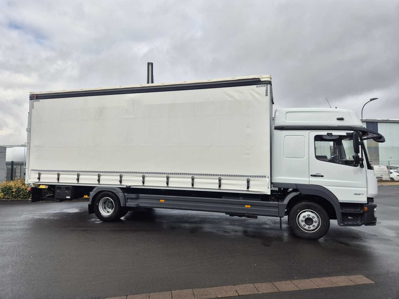 Mercedes-Benz Atego 1527 L L-Haus LBW Palfinger 1.500kg 2 Bett - Ponyvás teherautó: 4 kép. Mercedes-Benz Atego 1527 L L-Haus LBW Palfinger 1.500kg 2 Bett - Ponyvás teherautó: 4 kép.