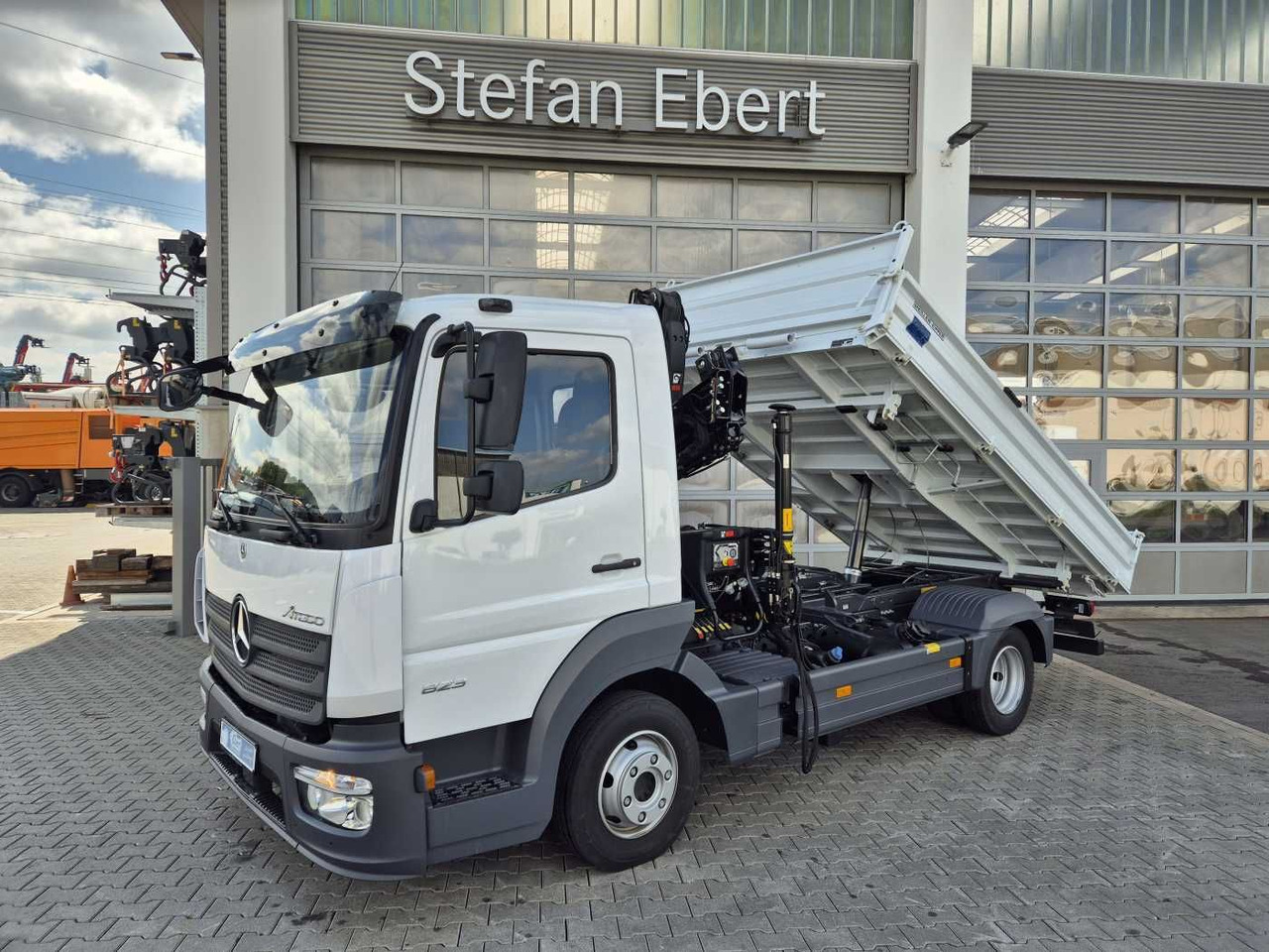 Mercedes-Benz Atego 823 KK Kipper+Kran+Funk+Greifersteuerung - Billenőplatós kisteherautó: 1 kép. Mercedes-Benz Atego 823 KK Kipper+Kran+Funk+Greifersteuerung - Billenőplatós kisteherautó: 1 kép.