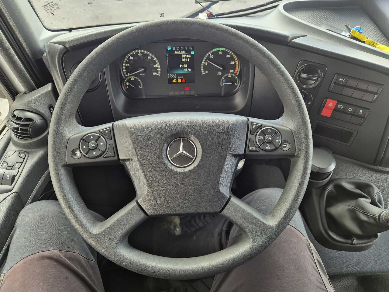 Billenőplatós kisteherautó Mercedes-Benz Atego 823 KK Kipper+Kran+Funk+Greifersteuerung: 13 kép. Billenőplatós kisteherautó Mercedes-Benz Atego 823 KK Kipper+Kran+Funk+Greifersteuerung: 13 kép.