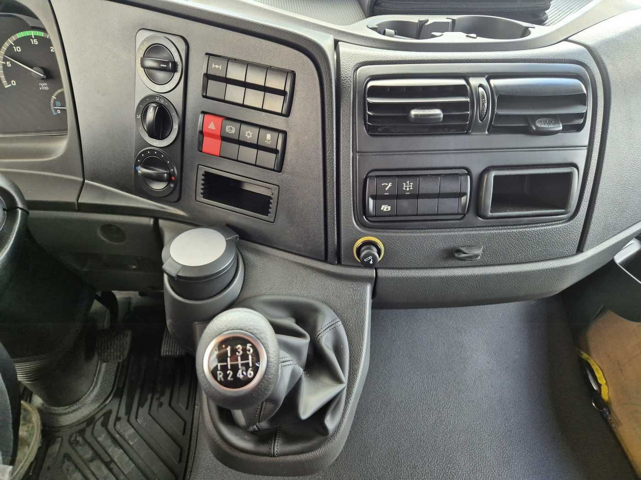 Billenőplatós kisteherautó Mercedes-Benz Atego 823 KK Kipper+Kran+Funk+Greifersteuerung: 14 kép. Billenőplatós kisteherautó Mercedes-Benz Atego 823 KK Kipper+Kran+Funk+Greifersteuerung: 14 kép.