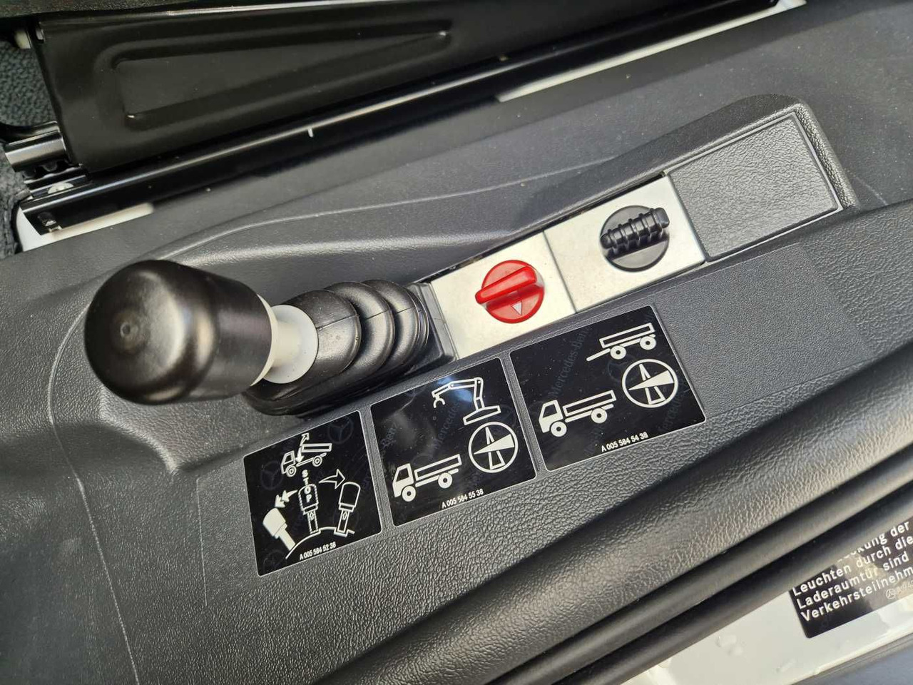 Billenőplatós kisteherautó Mercedes-Benz Atego 823 KK Kipper+Kran+Funk+Greifersteuerung: 11 kép. Billenőplatós kisteherautó Mercedes-Benz Atego 823 KK Kipper+Kran+Funk+Greifersteuerung: 11 kép.