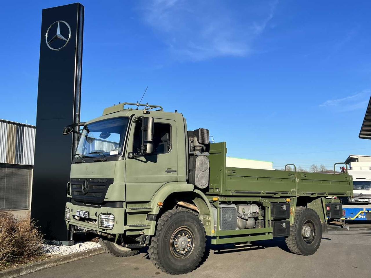 Mercedes-Benz Axor 1829 A 4x4 Pritsche - Platós teherautó: 1 kép. Mercedes-Benz Axor 1829 A 4x4 Pritsche - Platós teherautó: 1 kép.