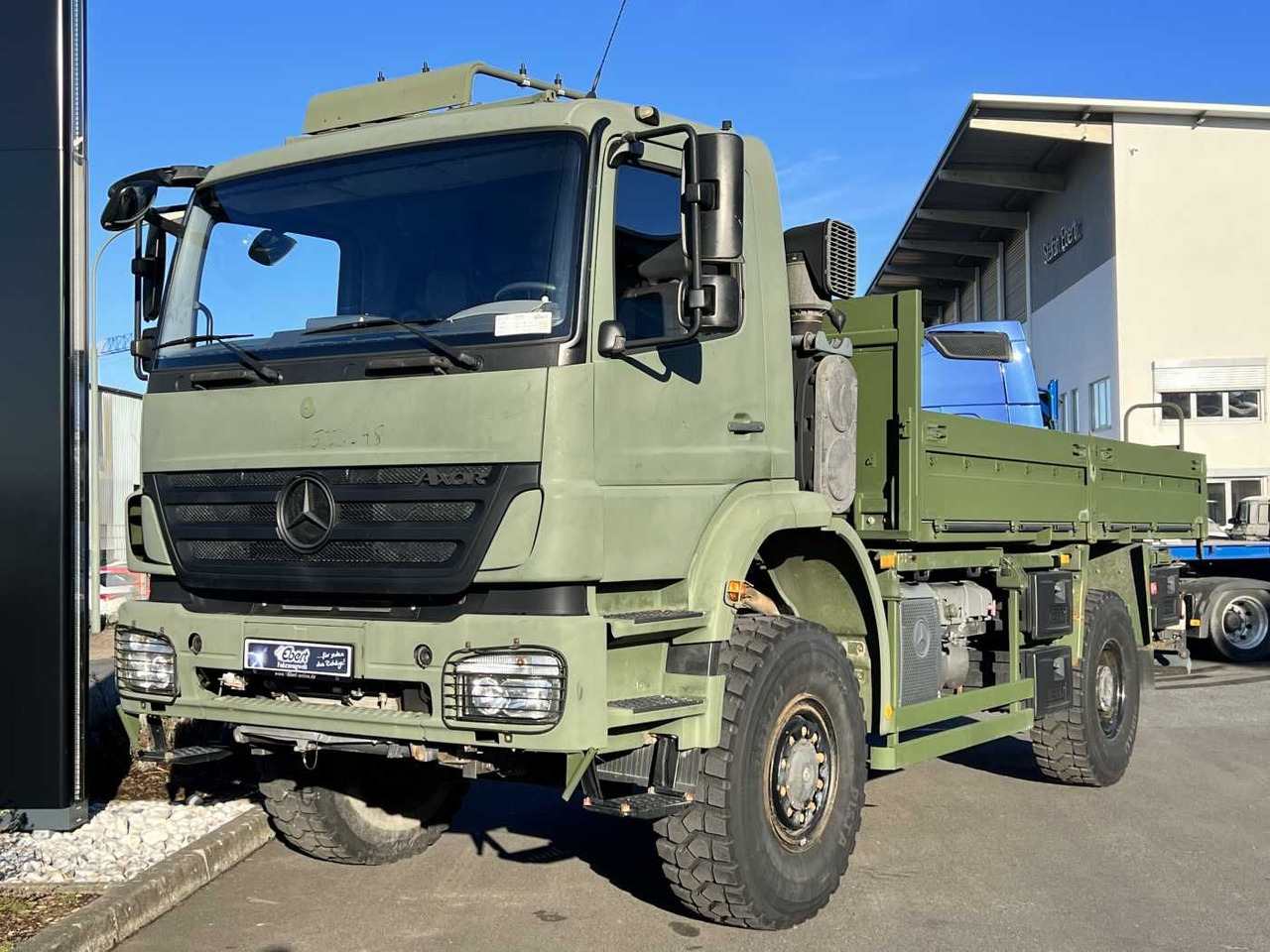 Mercedes-Benz Axor 1829 A 4x4 Pritsche - Platós teherautó: 2 kép. Mercedes-Benz Axor 1829 A 4x4 Pritsche - Platós teherautó: 2 kép.