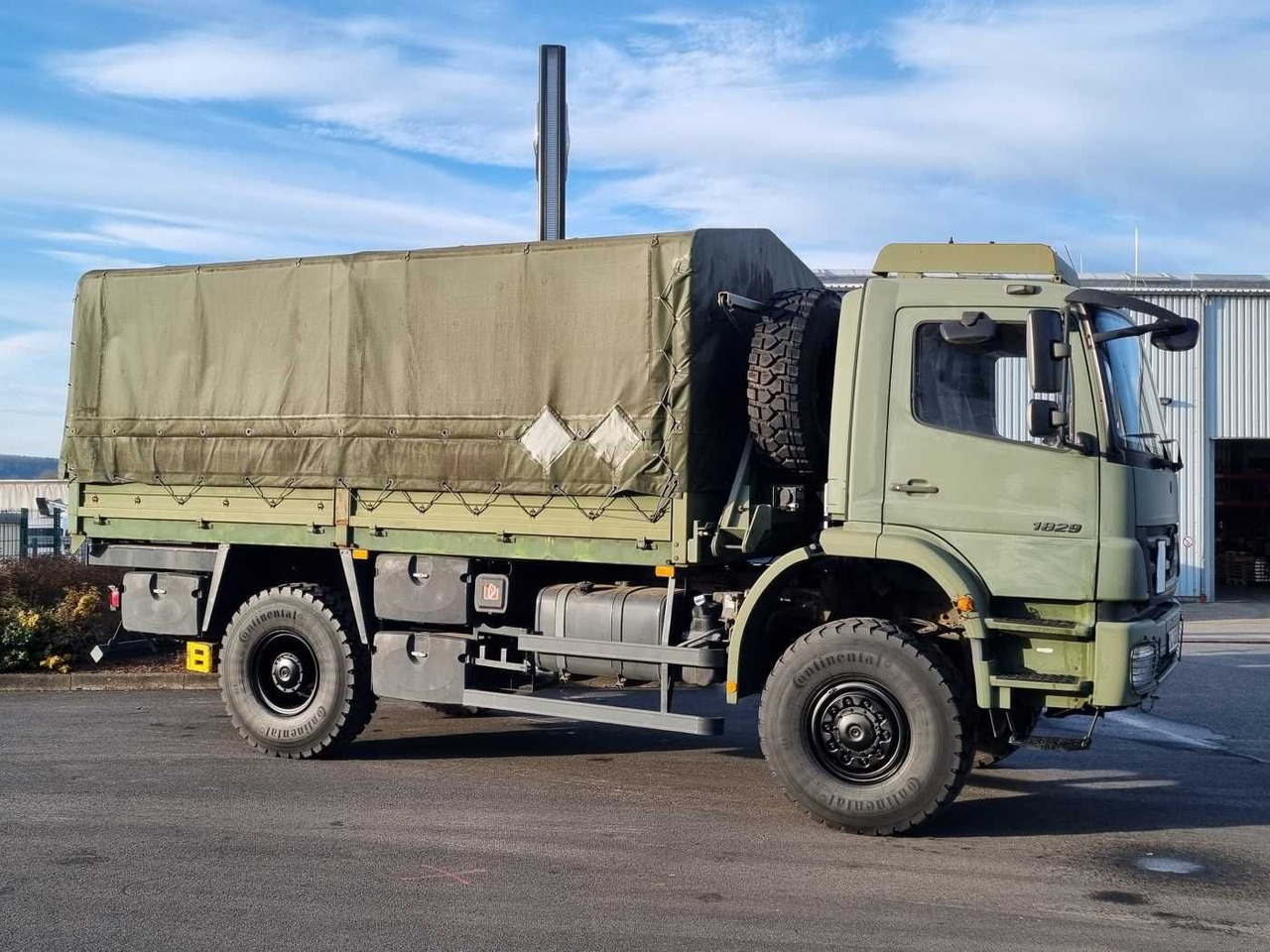 Mercedes-Benz Axor 1829 A 4x4 Pritsche/Plane 10 Stück - Ponyvás teherautó: 4 kép. Mercedes-Benz Axor 1829 A 4x4 Pritsche/Plane 10 Stück - Ponyvás teherautó: 4 kép.