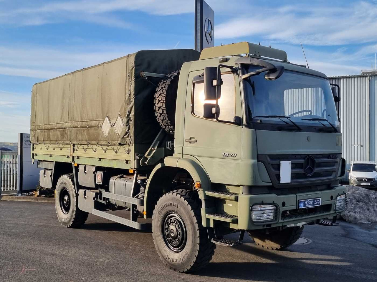 Mercedes-Benz Axor 1829 A 4x4 Pritsche/Plane 10 Stück - Ponyvás teherautó: 2 kép. Mercedes-Benz Axor 1829 A 4x4 Pritsche/Plane 10 Stück - Ponyvás teherautó: 2 kép.