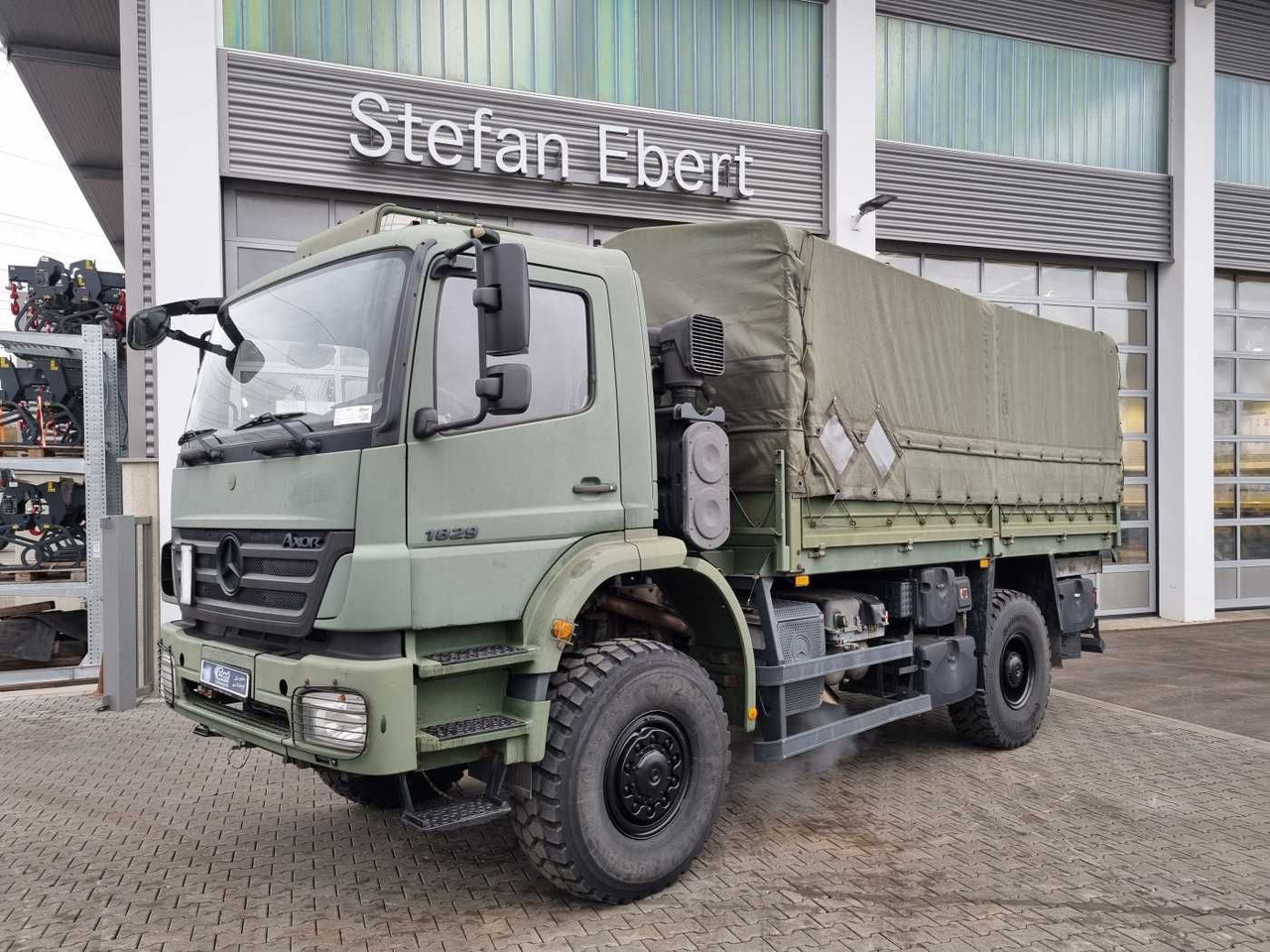 Mercedes-Benz Axor 1829 A 4x4 Pritsche/Plane 10 Stück - Ponyvás teherautó: 1 kép. Mercedes-Benz Axor 1829 A 4x4 Pritsche/Plane 10 Stück - Ponyvás teherautó: 1 kép.