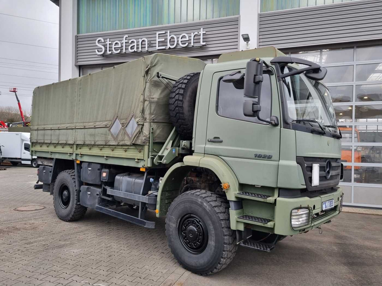 Mercedes-Benz Axor 1829 A 4x4 Pritsche/Plane 10 Stück - Ponyvás teherautó: 5 kép. Mercedes-Benz Axor 1829 A 4x4 Pritsche/Plane 10 Stück - Ponyvás teherautó: 5 kép.