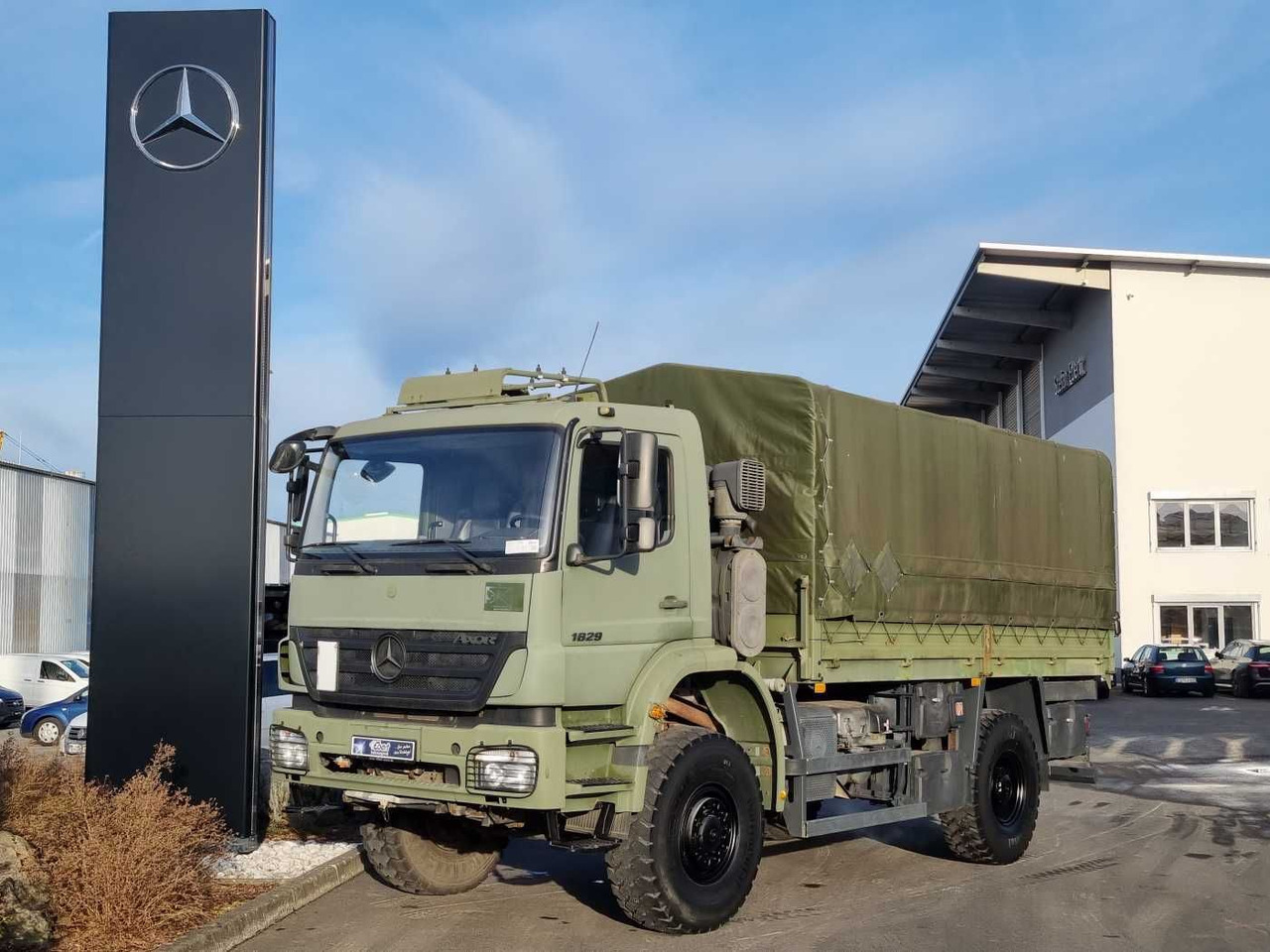 Mercedes-Benz Axor 1829 A 4x4 Pritsche/Plane 10 Stück - Platós teherautó: 1 kép. Mercedes-Benz Axor 1829 A 4x4 Pritsche/Plane 10 Stück - Platós teherautó: 1 kép.