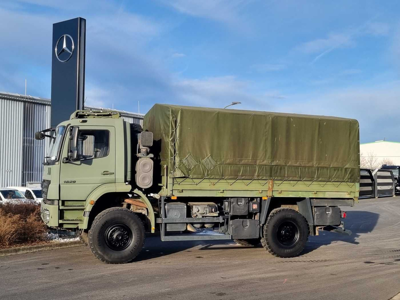 Mercedes-Benz Axor 1829 A 4x4 Pritsche/Plane 10 Stück - Platós teherautó: 5 kép. Mercedes-Benz Axor 1829 A 4x4 Pritsche/Plane 10 Stück - Platós teherautó: 5 kép.
