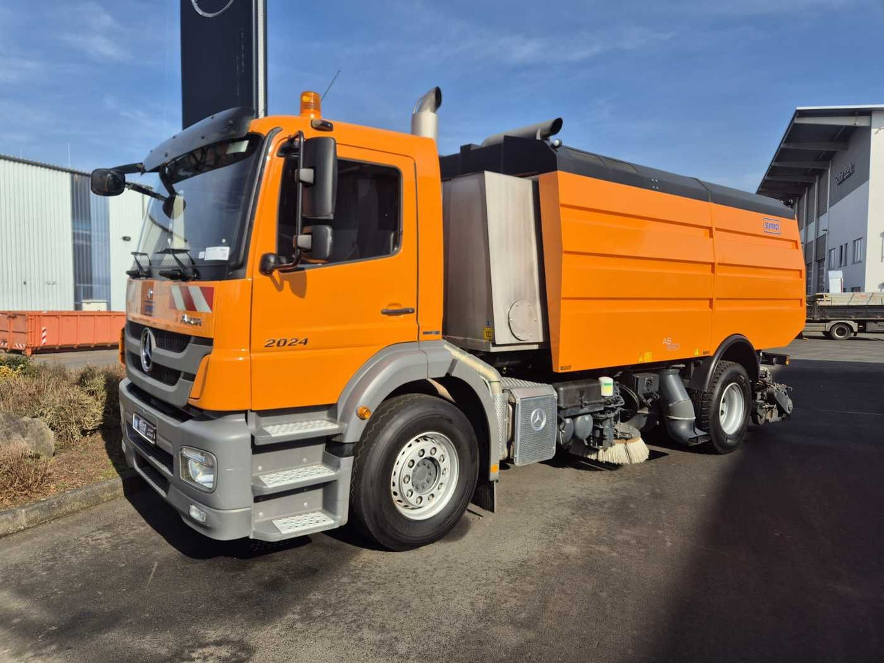 Mercedes-Benz Axor 2024 L Schmidt Airportsweeper AS 990 - Utcaseprő gép: 3 kép. Mercedes-Benz Axor 2024 L Schmidt Airportsweeper AS 990 - Utcaseprő gép: 3 kép.