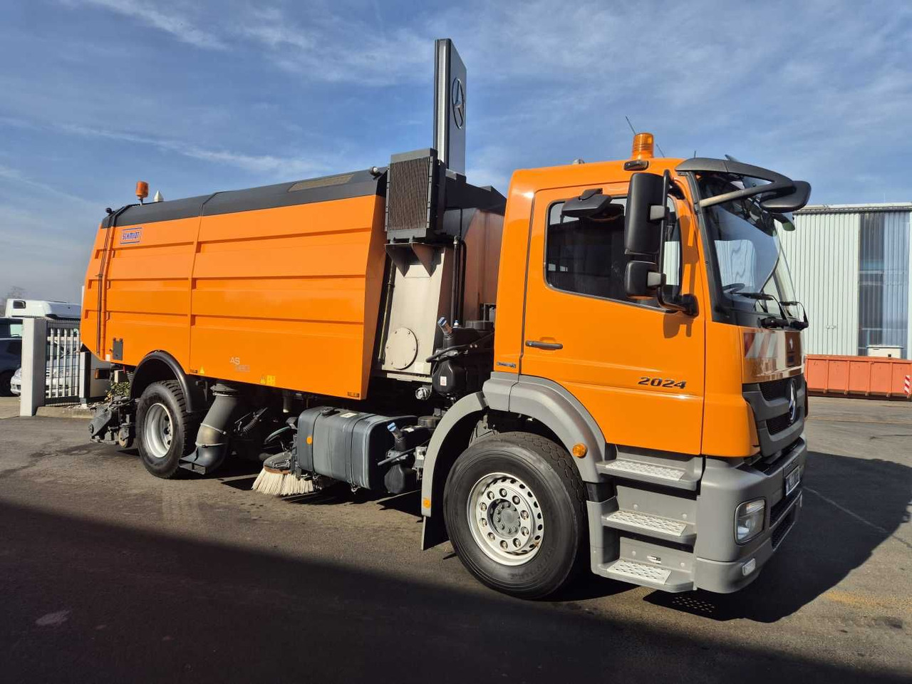 Mercedes-Benz Axor 2024 L Schmidt Airportsweeper AS 990 - Utcaseprő gép: 2 kép. Mercedes-Benz Axor 2024 L Schmidt Airportsweeper AS 990 - Utcaseprő gép: 2 kép.