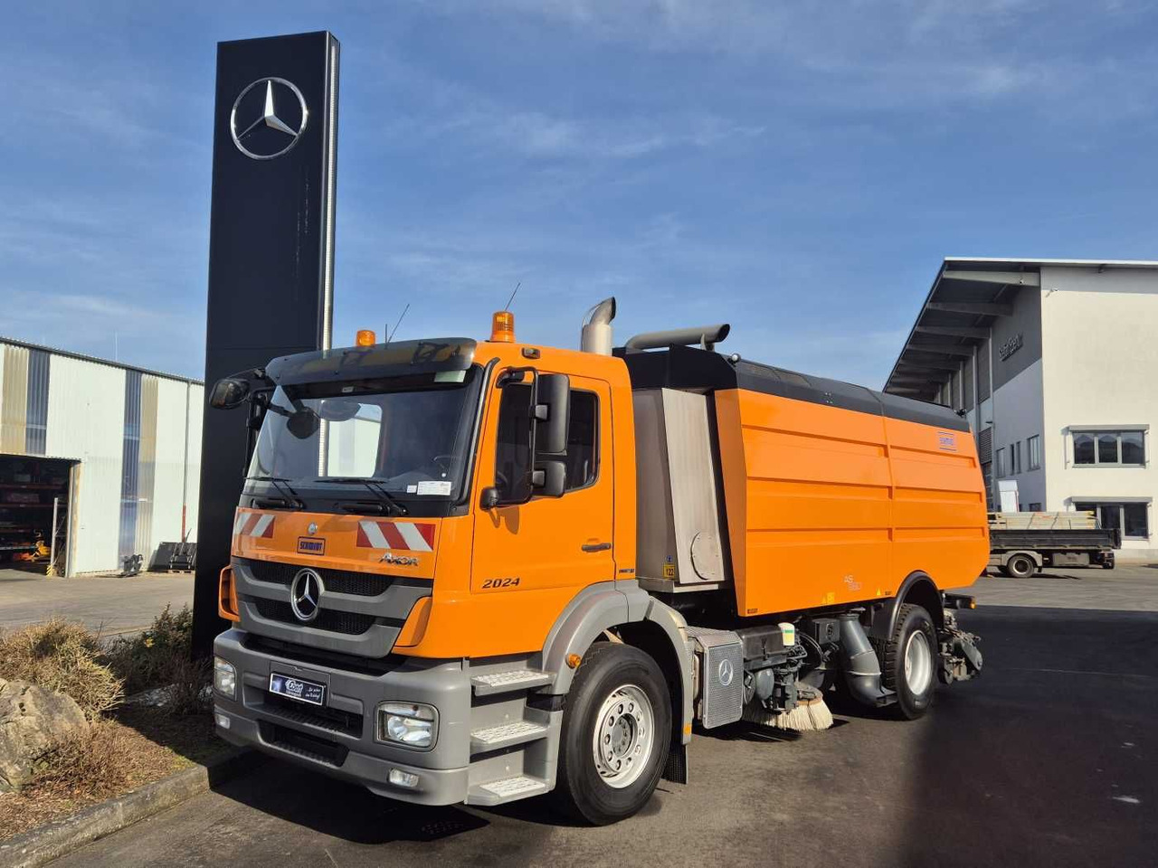 Mercedes-Benz Axor 2024 L Schmidt Airportsweeper AS 990 - Utcaseprő gép: 1 kép. Mercedes-Benz Axor 2024 L Schmidt Airportsweeper AS 990 - Utcaseprő gép: 1 kép.