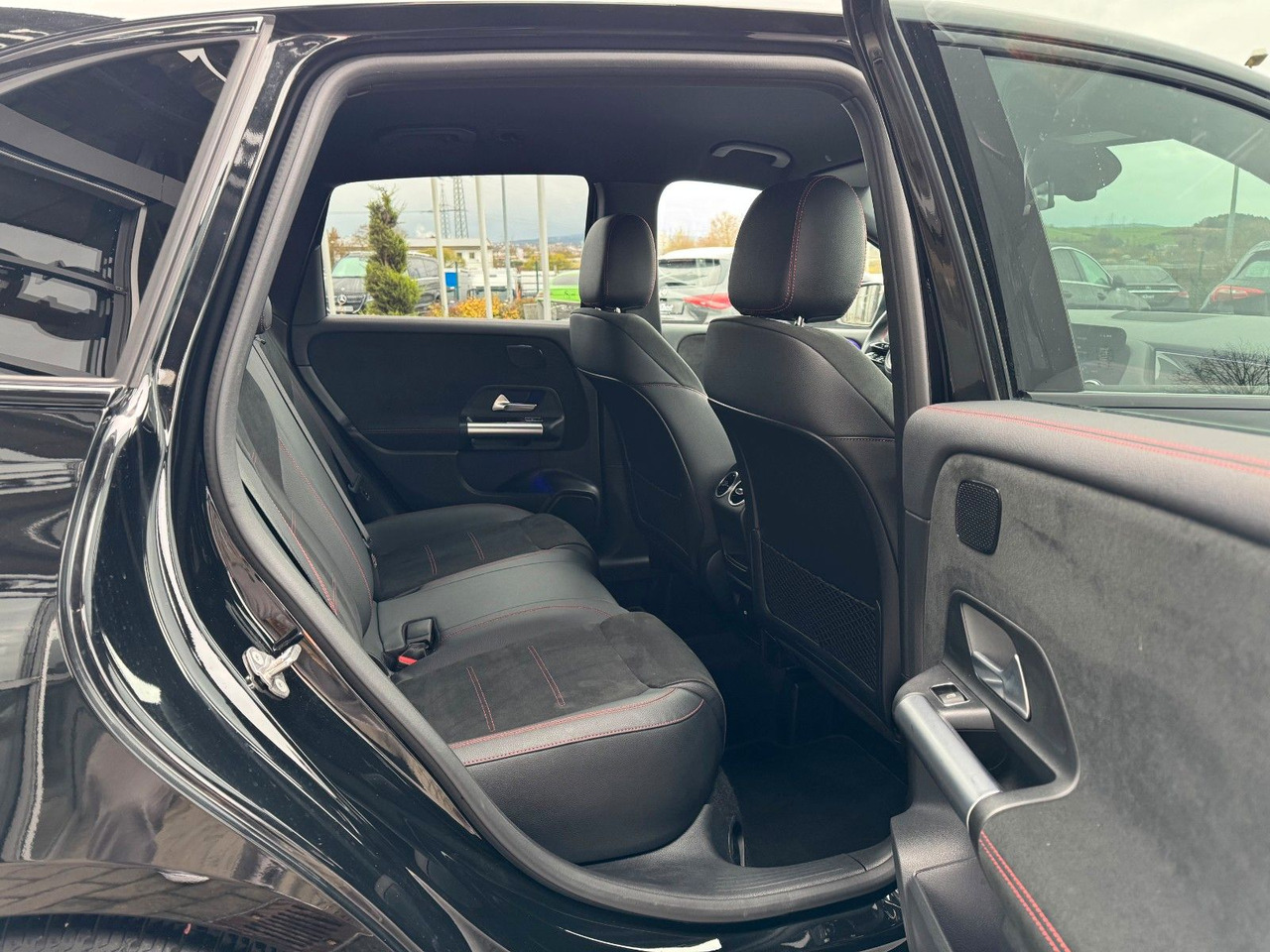 Mercedes-Benz B 200 AMG+AHK+Ambiente+RFK+MBUX+Night - Szedán: 5 kép. Mercedes-Benz B 200 AMG+AHK+Ambiente+RFK+MBUX+Night - Szedán: 5 kép.