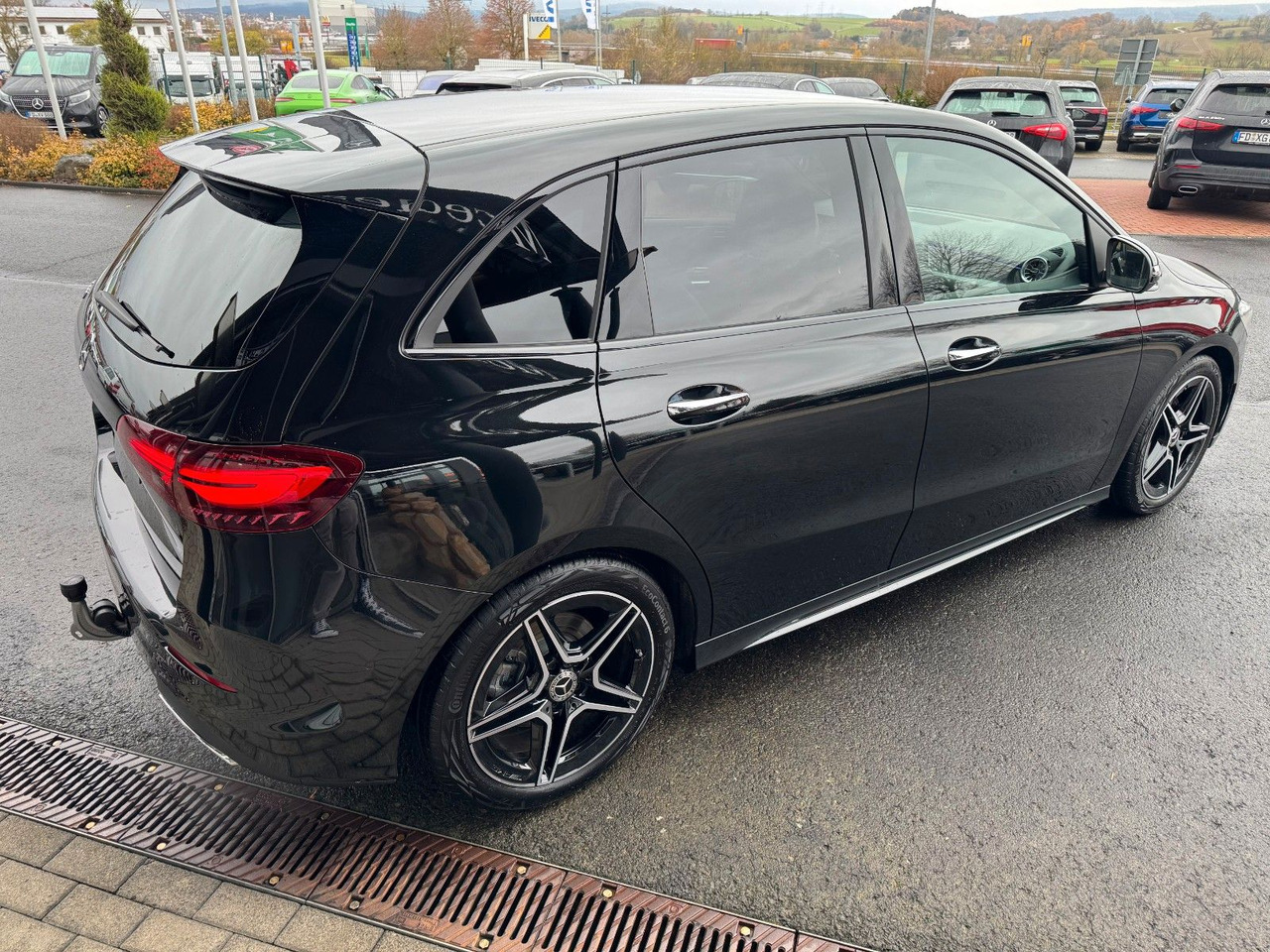 Mercedes-Benz B 200 AMG+AHK+Ambiente+RFK+MBUX+Night - Szedán: 3 kép. Mercedes-Benz B 200 AMG+AHK+Ambiente+RFK+MBUX+Night - Szedán: 3 kép.