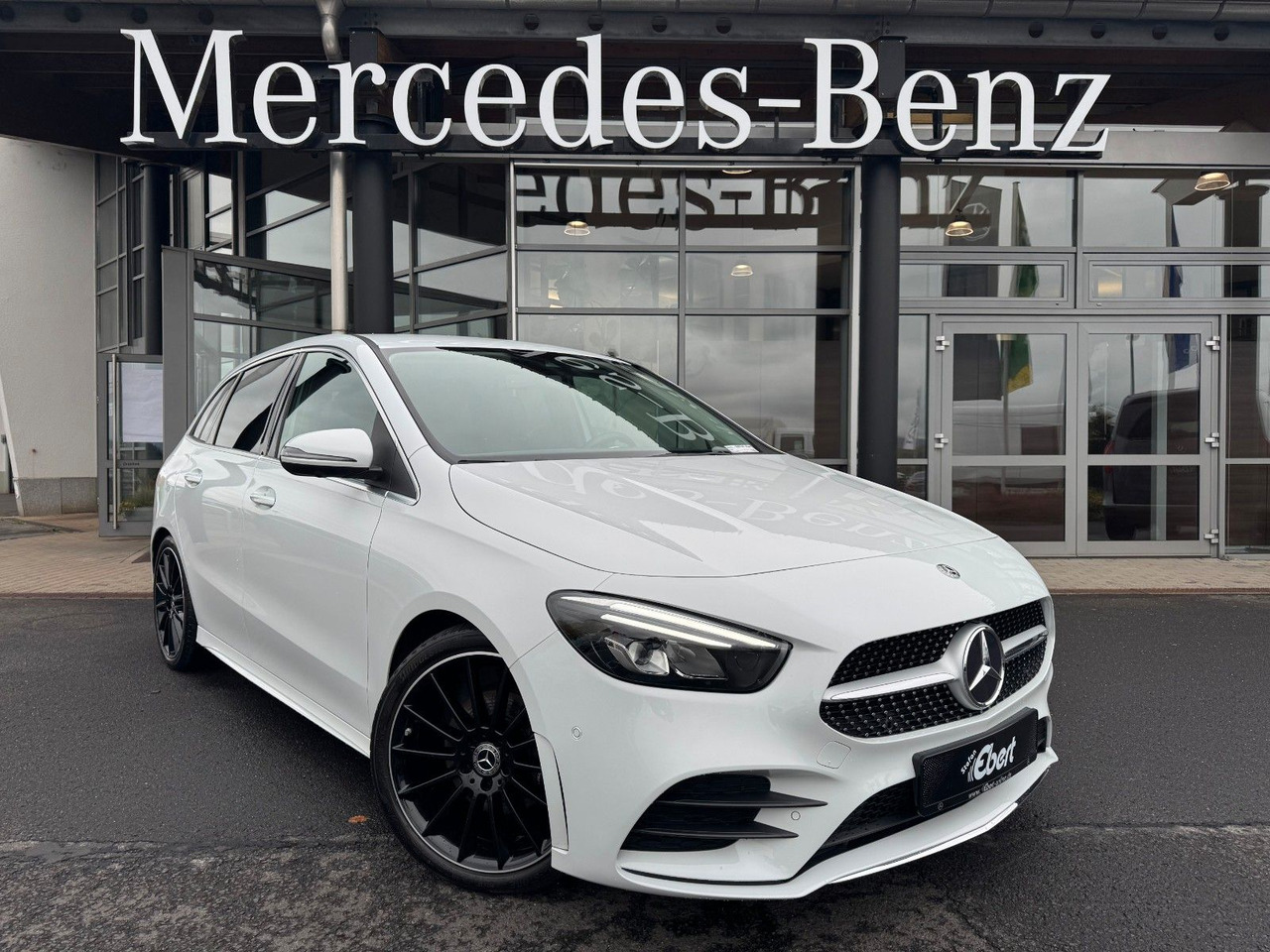 Mercedes-Benz B 200 AMG+Ambiente+360+LED+IHC+TotW - Szedán: 1 kép. Mercedes-Benz B 200 AMG+Ambiente+360+LED+IHC+TotW - Szedán: 1 kép.