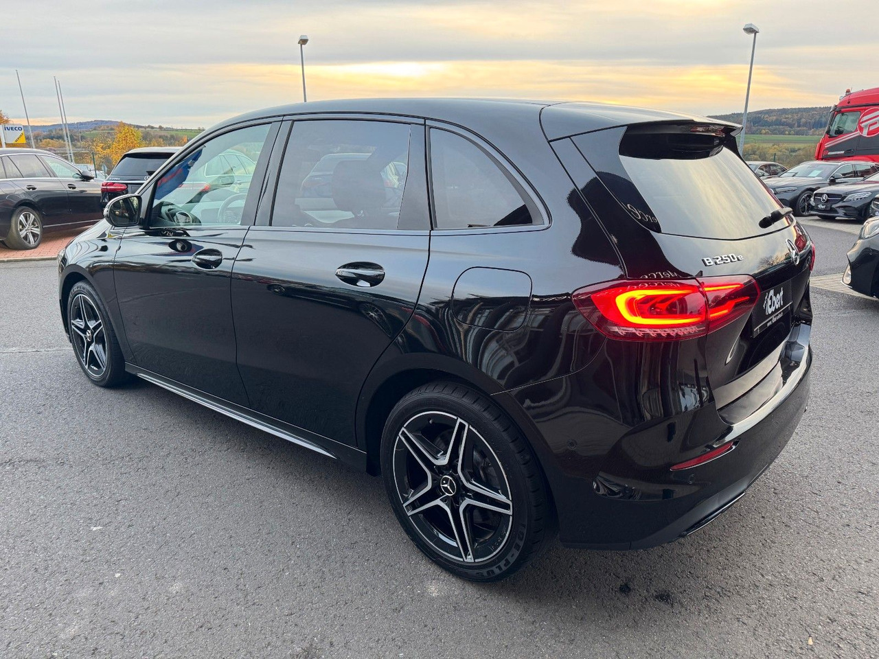 Mercedes-Benz B 250e Edition2020+AMG+Ambiente+Night+LED - Szedán: 3 kép. Mercedes-Benz B 250e Edition2020+AMG+Ambiente+Night+LED - Szedán: 3 kép.