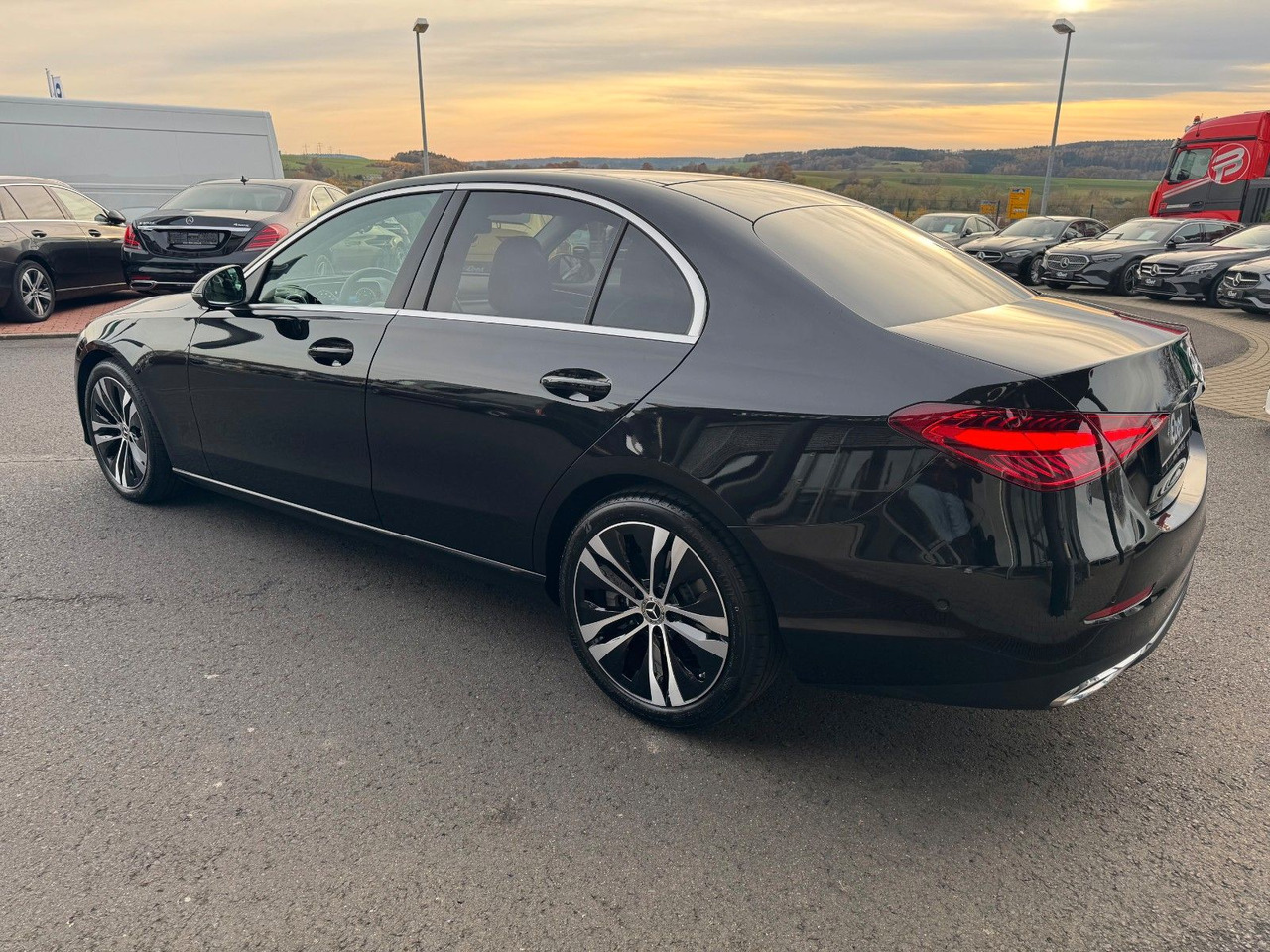 Mercedes-Benz C 220d Avantgarde+Pano+HUD+RFK+TotW+AmbiPrem - Szedán: 4 kép. Mercedes-Benz C 220d Avantgarde+Pano+HUD+RFK+TotW+AmbiPrem - Szedán: 4 kép.