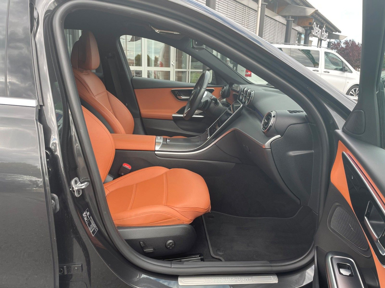Mercedes-Benz C 300 e T AVANTGARDE R-Kamera+TOTW+Carplay - Kombi: 4 kép. Mercedes-Benz C 300 e T AVANTGARDE R-Kamera+TOTW+Carplay - Kombi: 4 kép.