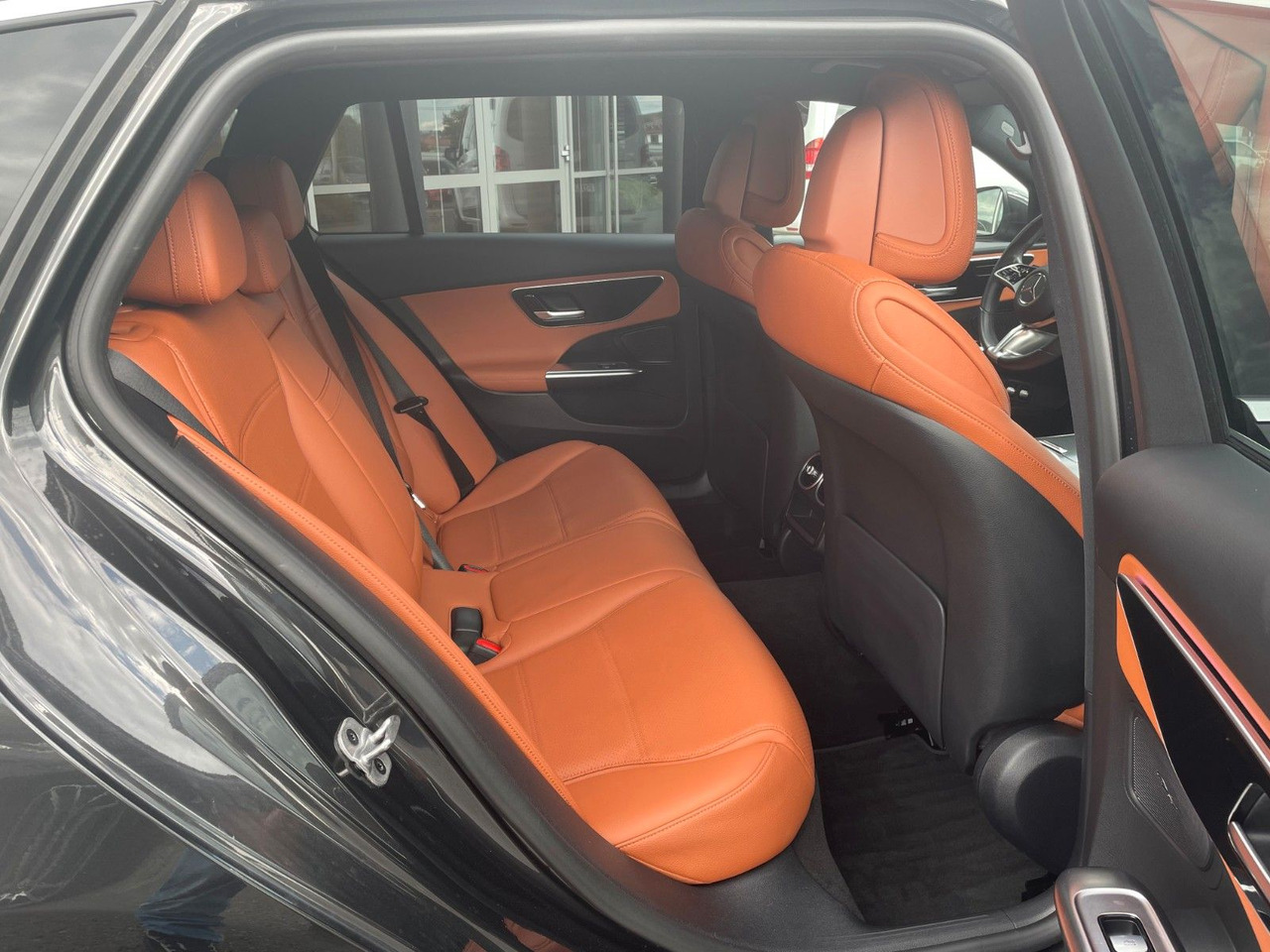 Mercedes-Benz C 300 e T AVANTGARDE R-Kamera+TOTW+Carplay - Kombi: 3 kép. Mercedes-Benz C 300 e T AVANTGARDE R-Kamera+TOTW+Carplay - Kombi: 3 kép.
