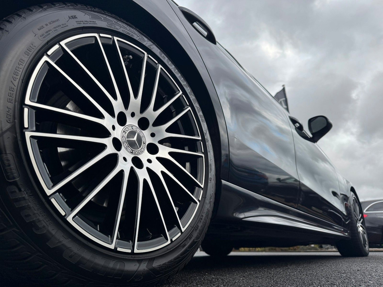 Mercedes-Benz C 300d AMG+AHK+RFK+Ambiente+Night+SportfahrW - Szedán: 5 kép. Mercedes-Benz C 300d AMG+AHK+RFK+Ambiente+Night+SportfahrW - Szedán: 5 kép.