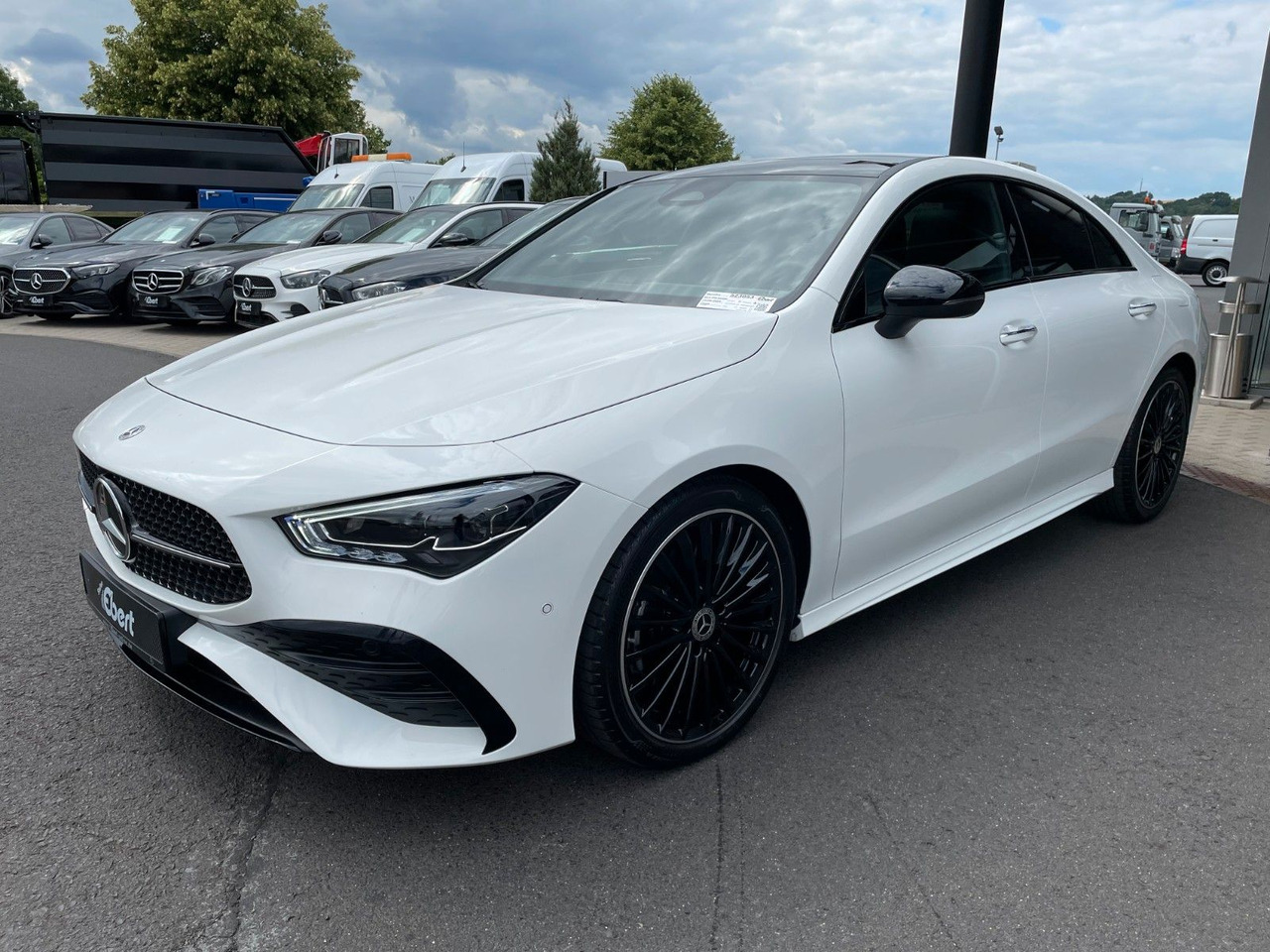 Mercedes-Benz CLA 200 AMG Pano+R-Kamera+19"+TOTW+DISTR+MULITBE - Kupé: 2 kép. Mercedes-Benz CLA 200 AMG Pano+R-Kamera+19"+TOTW+DISTR+MULITBE - Kupé: 2 kép.