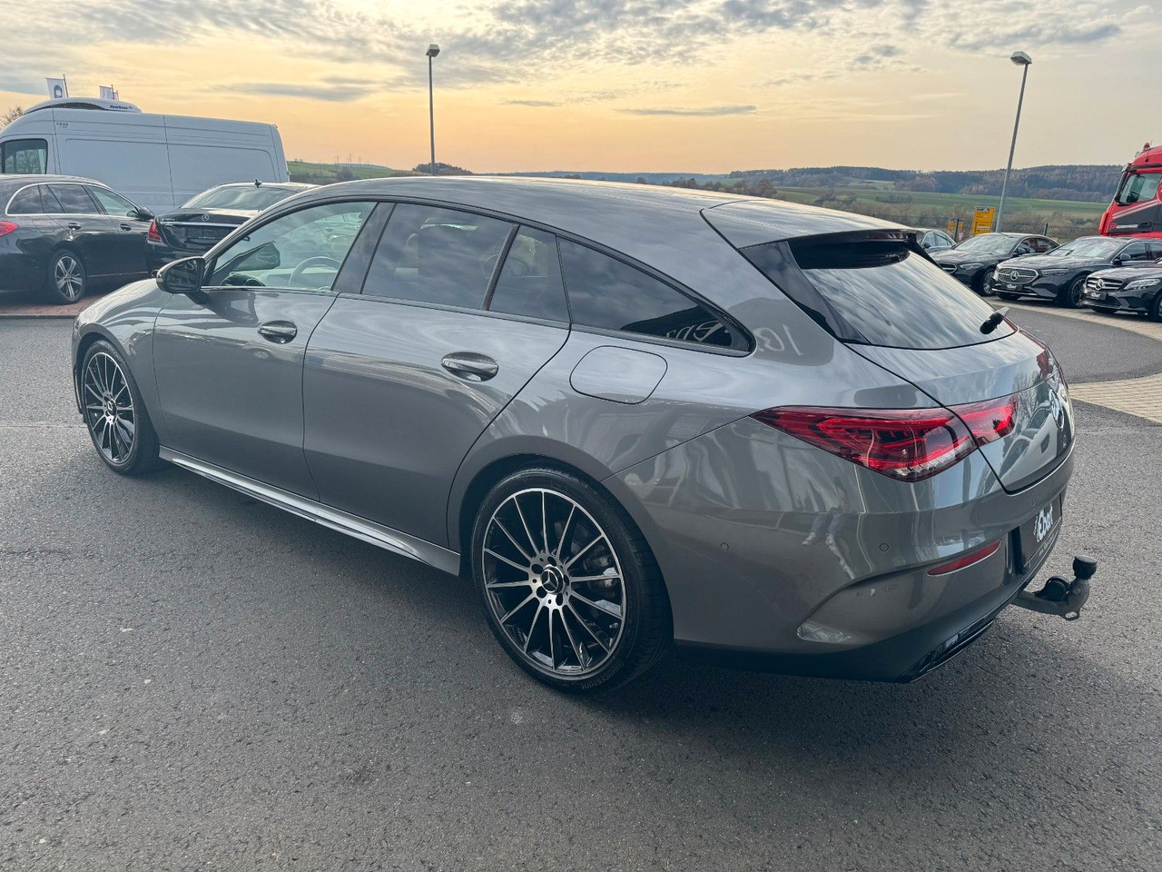 Mercedes-Benz CLA 200d SB Edition+AMG+AHK+MultiBeam+Ambiente - Kombi: 3 kép. Mercedes-Benz CLA 200d SB Edition+AMG+AHK+MultiBeam+Ambiente - Kombi: 3 kép.