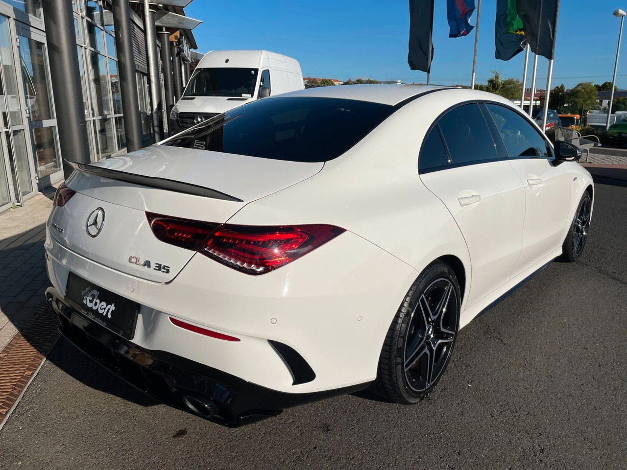 Mercedes-Benz CLA 35 AMG Aero+TotW+R-Kamera+Ambiente - Kupé: 4 kép. Mercedes-Benz CLA 35 AMG Aero+TotW+R-Kamera+Ambiente - Kupé: 4 kép.