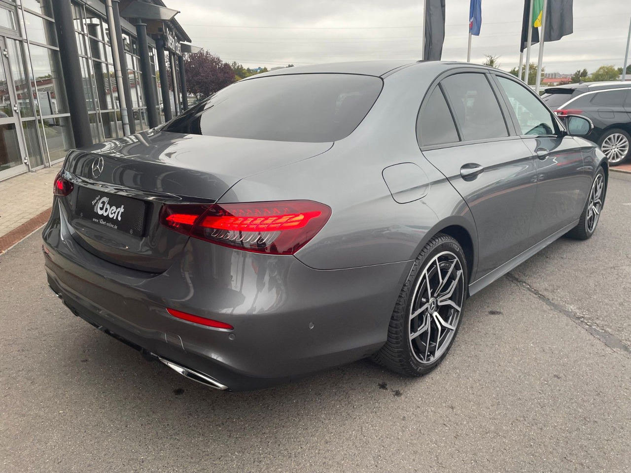 Mercedes-Benz E 220 d AMG+MBeam+Pano+Distr+R-Kamera - Szedán: 4 kép. Mercedes-Benz E 220 d AMG+MBeam+Pano+Distr+R-Kamera - Szedán: 4 kép.