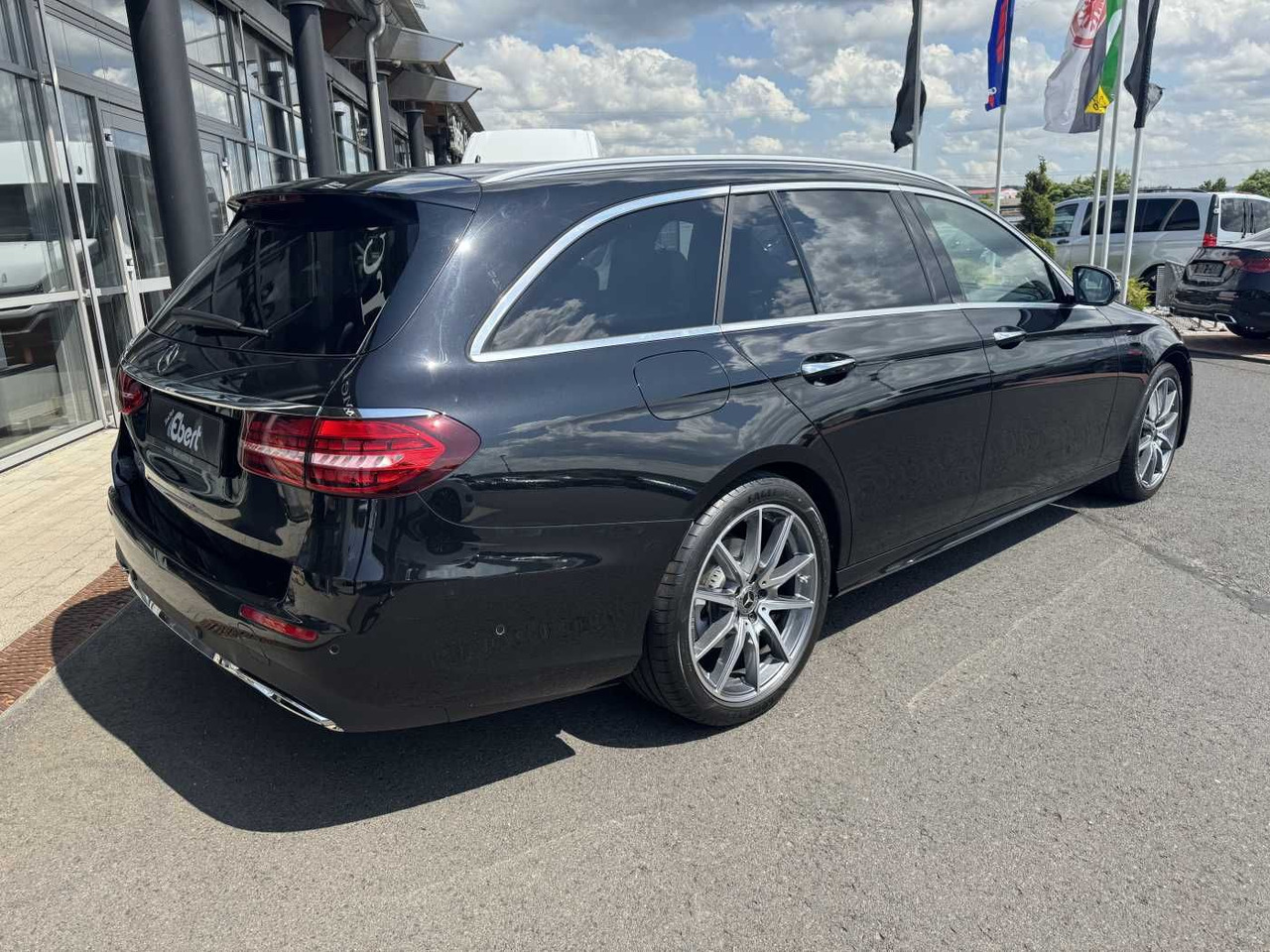 Mercedes-Benz E 220d AMG+Pano+Burm+Distr+Memory+AHK+360 - Autó: 4 kép. Mercedes-Benz E 220d AMG+Pano+Burm+Distr+Memory+AHK+360 - Autó: 4 kép.