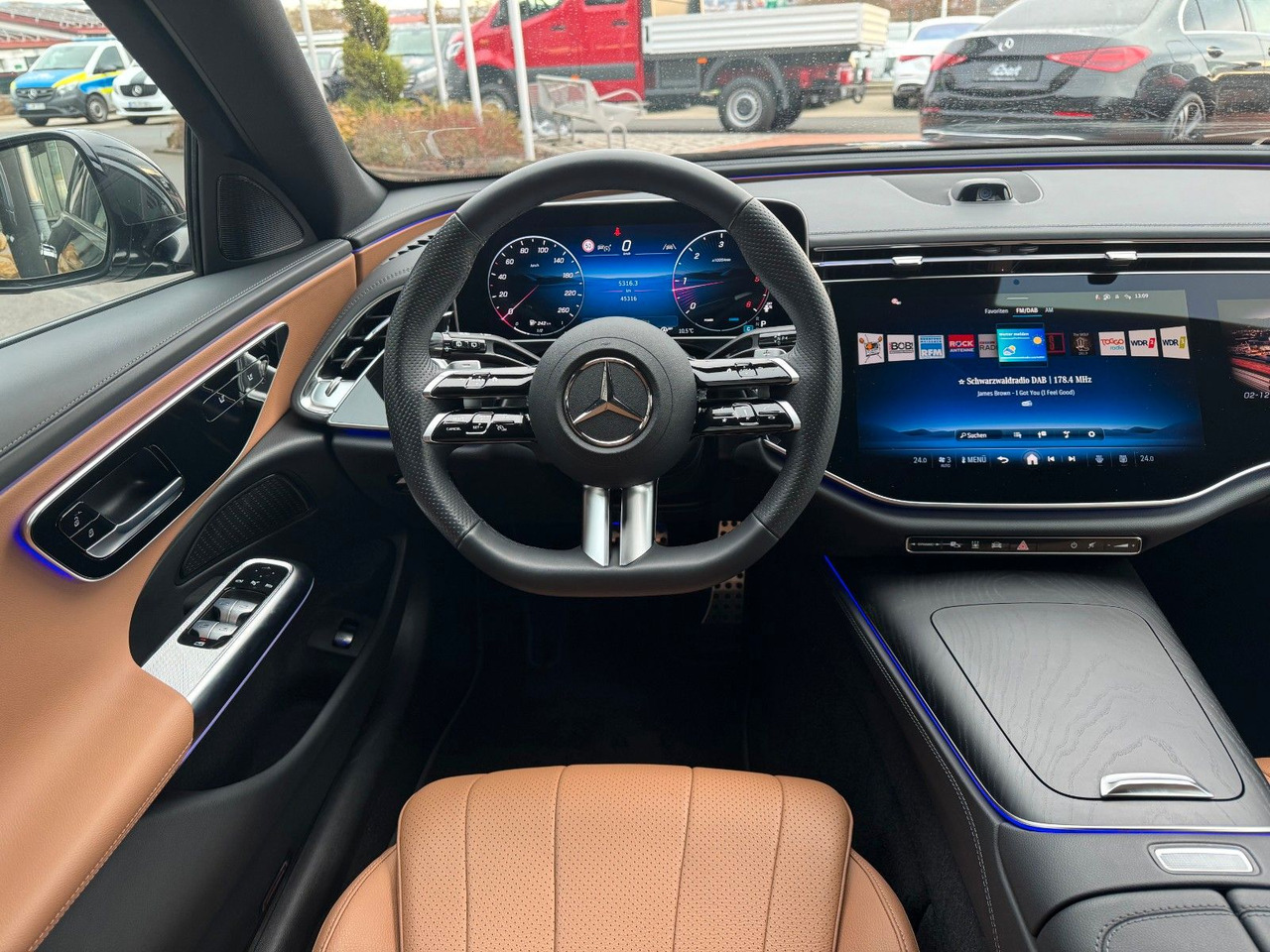 Mercedes-Benz E 220d T AMG+Hyperscreen+Leder+AHK+DistrPro+STH - Kombi: 2 kép. Mercedes-Benz E 220d T AMG+Hyperscreen+Leder+AHK+DistrPro+STH - Kombi: 2 kép.