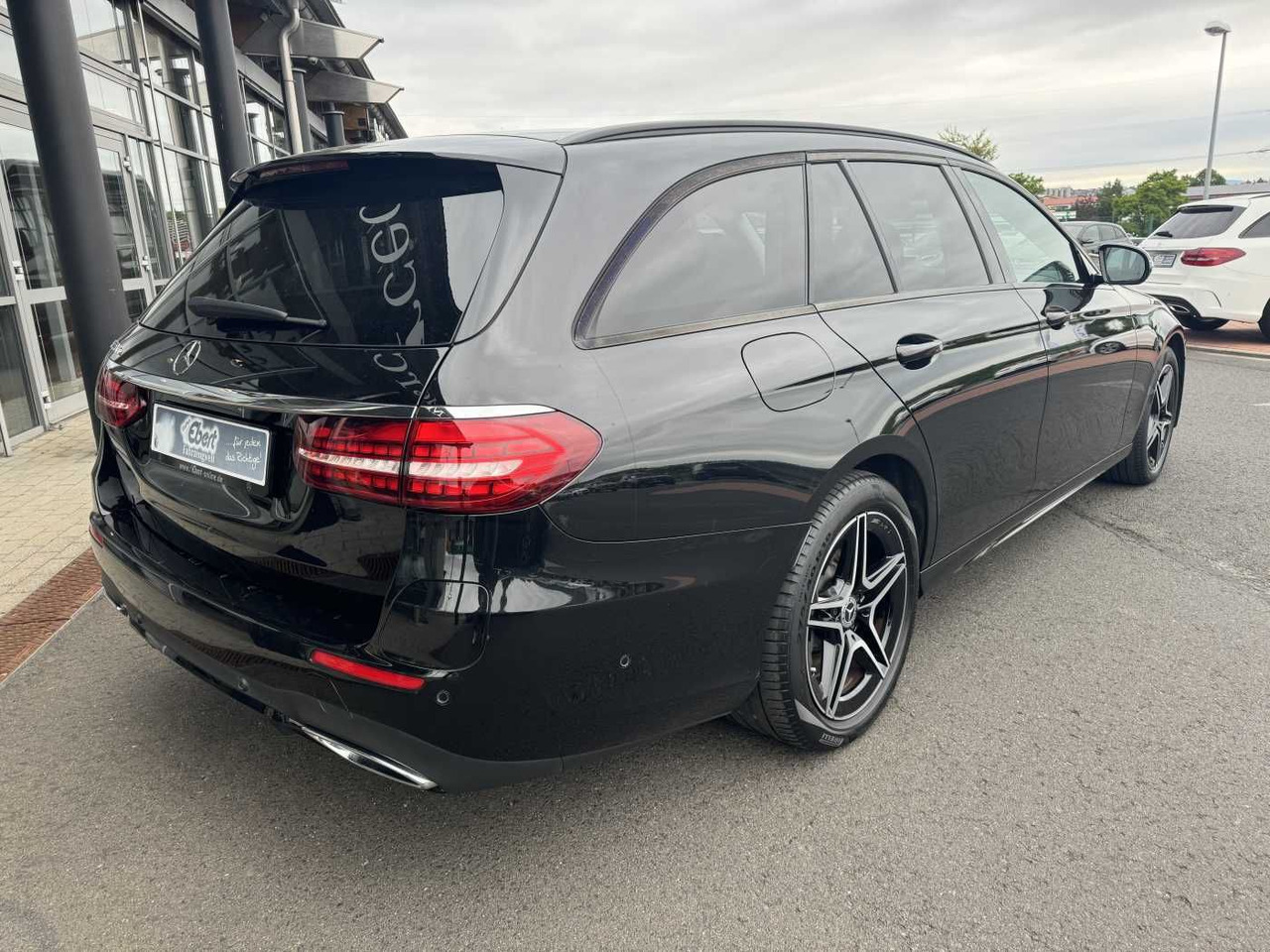 Mercedes-Benz E 300de T AMG+Pano+DistrPlus+Night +AHK+360+Ambi - Autó: 4 kép. Mercedes-Benz E 300de T AMG+Pano+DistrPlus+Night +AHK+360+Ambi - Autó: 4 kép.