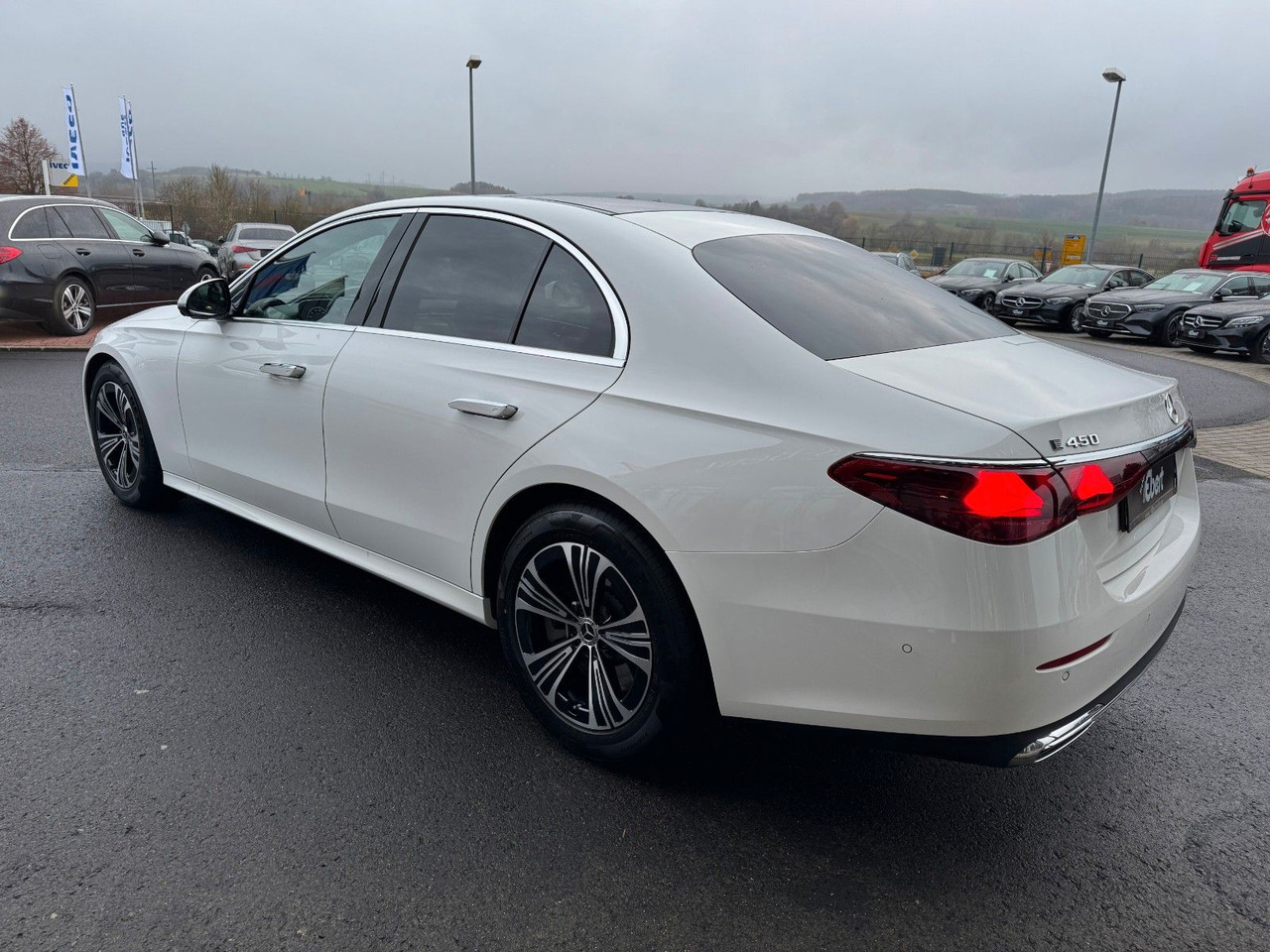 Mercedes-Benz E 450 4M Avantgarde+Pano+DistrPro+Digital+360 - Szedán: 4 kép. Mercedes-Benz E 450 4M Avantgarde+Pano+DistrPro+Digital+360 - Szedán: 4 kép.