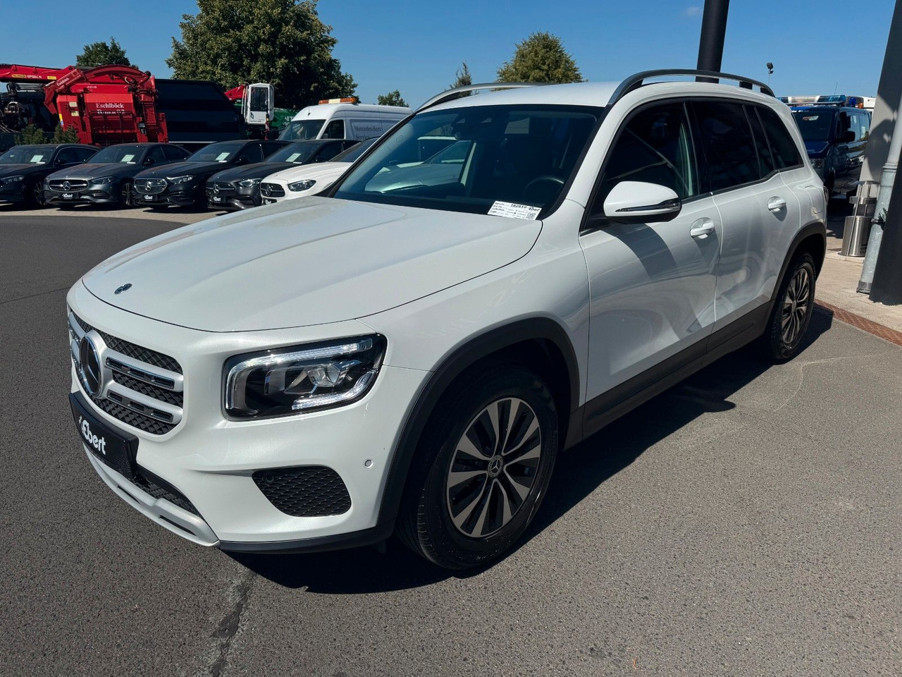 Mercedes-Benz GLB 180 Style+Distronic+RKamera+Vollleder - Terepjáró/ SUV: 2 kép. Mercedes-Benz GLB 180 Style+Distronic+RKamera+Vollleder - Terepjáró/ SUV: 2 kép.