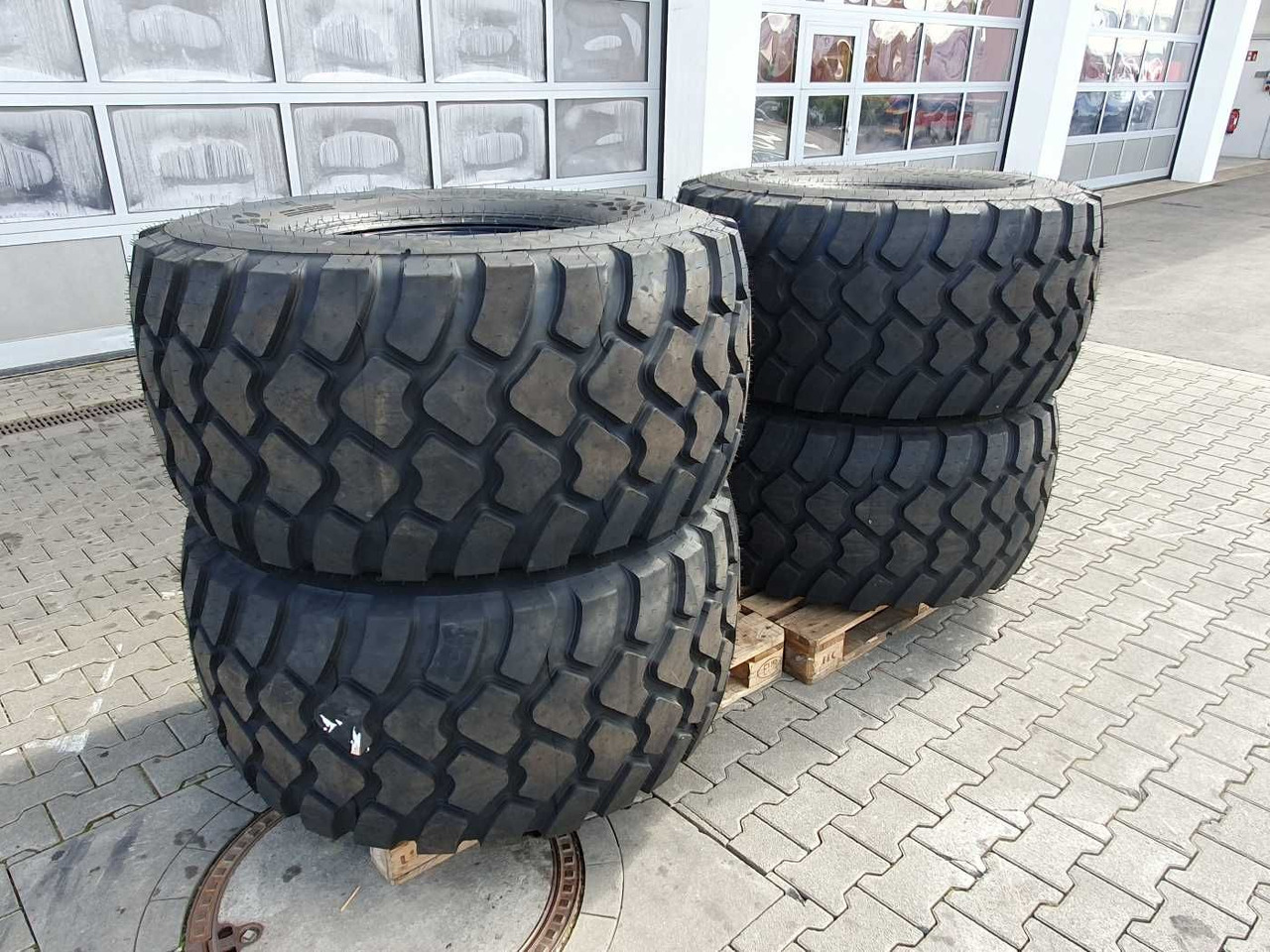 Mercedes-Benz Radlader Reifen mit Felge / NEU / lagernd - Komplett kerék - Mezőgazdasági gépek: 3 kép. Mercedes-Benz Radlader Reifen mit Felge / NEU / lagernd - Komplett kerék - Mezőgazdasági gépek: 3 kép.