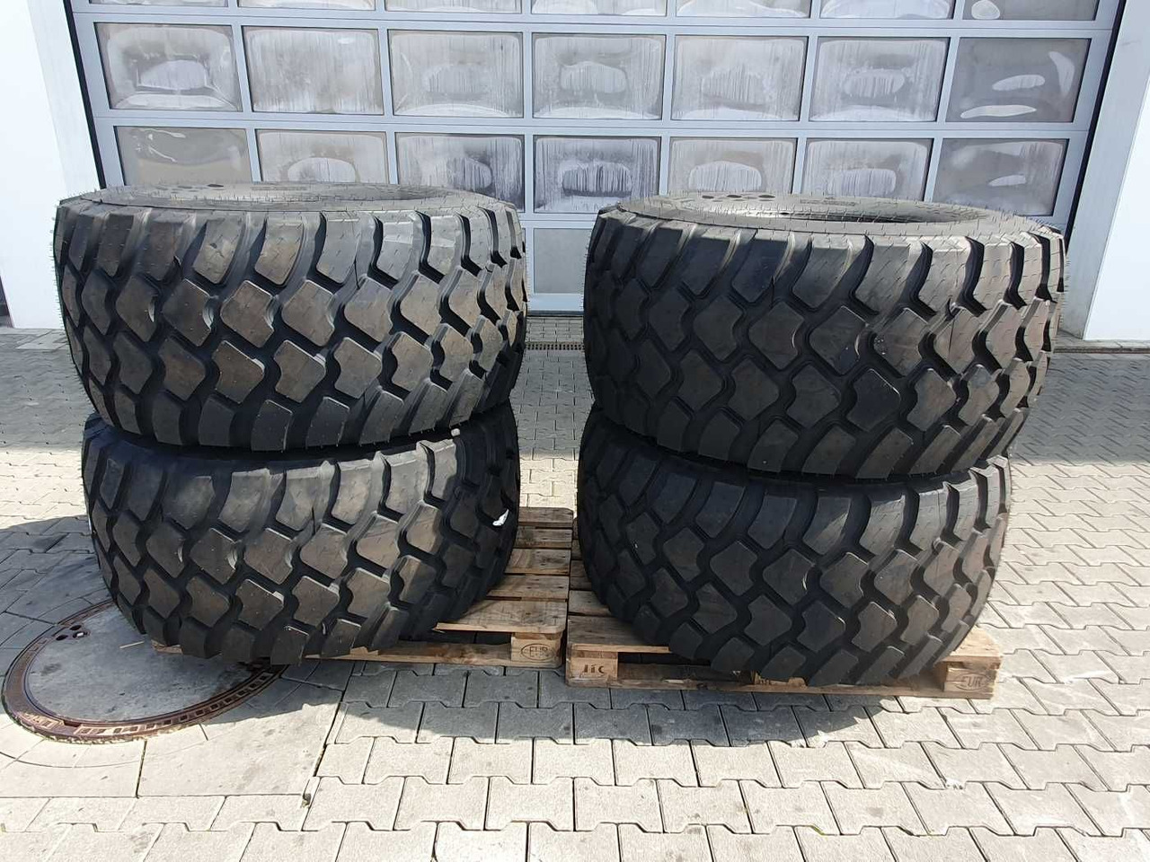 Mercedes-Benz Radlader Reifen mit Felge / NEU / lagernd - Komplett kerék - Mezőgazdasági gépek: 2 kép. Mercedes-Benz Radlader Reifen mit Felge / NEU / lagernd - Komplett kerék - Mezőgazdasági gépek: 2 kép.