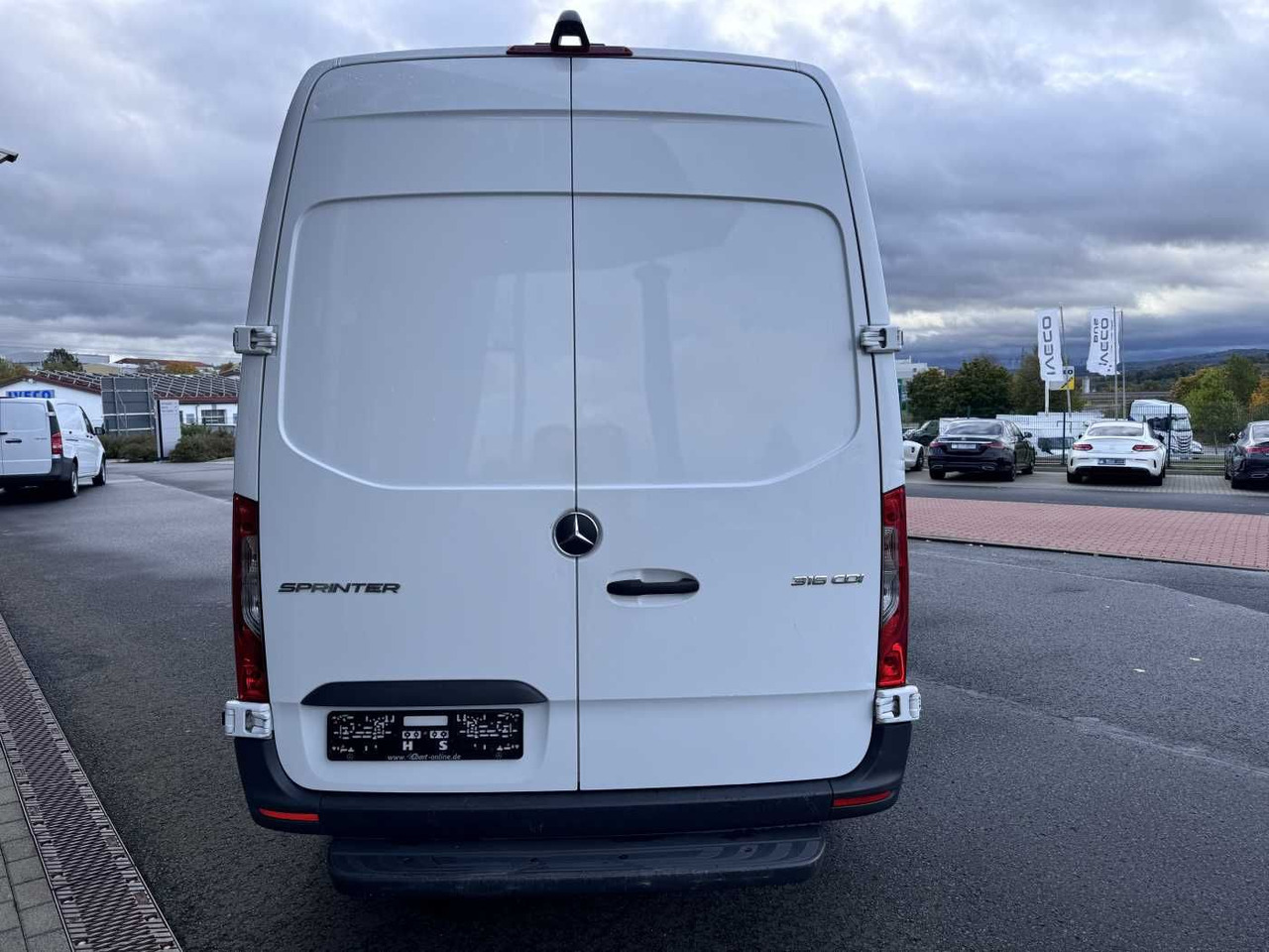 Mercedes-Benz Sprinter 316 CDI 3665 Klima Kamera MBUX SHZ - Furgon: 5 kép. Mercedes-Benz Sprinter 316 CDI 3665 Klima Kamera MBUX SHZ - Furgon: 5 kép.