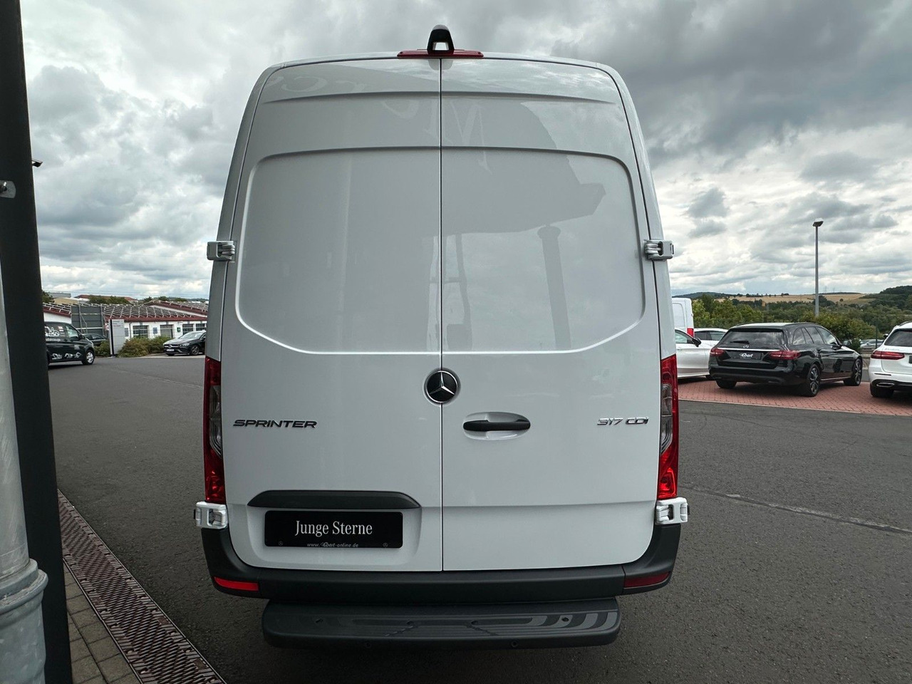 Mercedes-Benz Sprinter 317 CDI 3665 9G Klima 360 SHZ Tempomat - Furgon: 5 kép. Mercedes-Benz Sprinter 317 CDI 3665 9G Klima 360 SHZ Tempomat - Furgon: 5 kép.