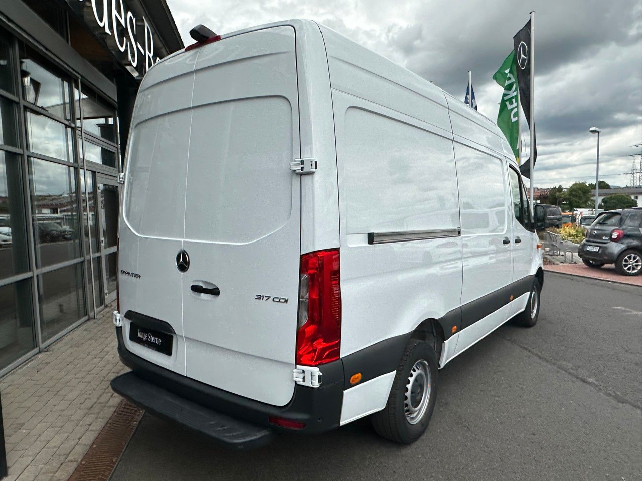 Mercedes-Benz Sprinter 317 CDI 3665 9G Klima 360 SHZ Tempomat - Furgon: 4 kép. Mercedes-Benz Sprinter 317 CDI 3665 9G Klima 360 SHZ Tempomat - Furgon: 4 kép.