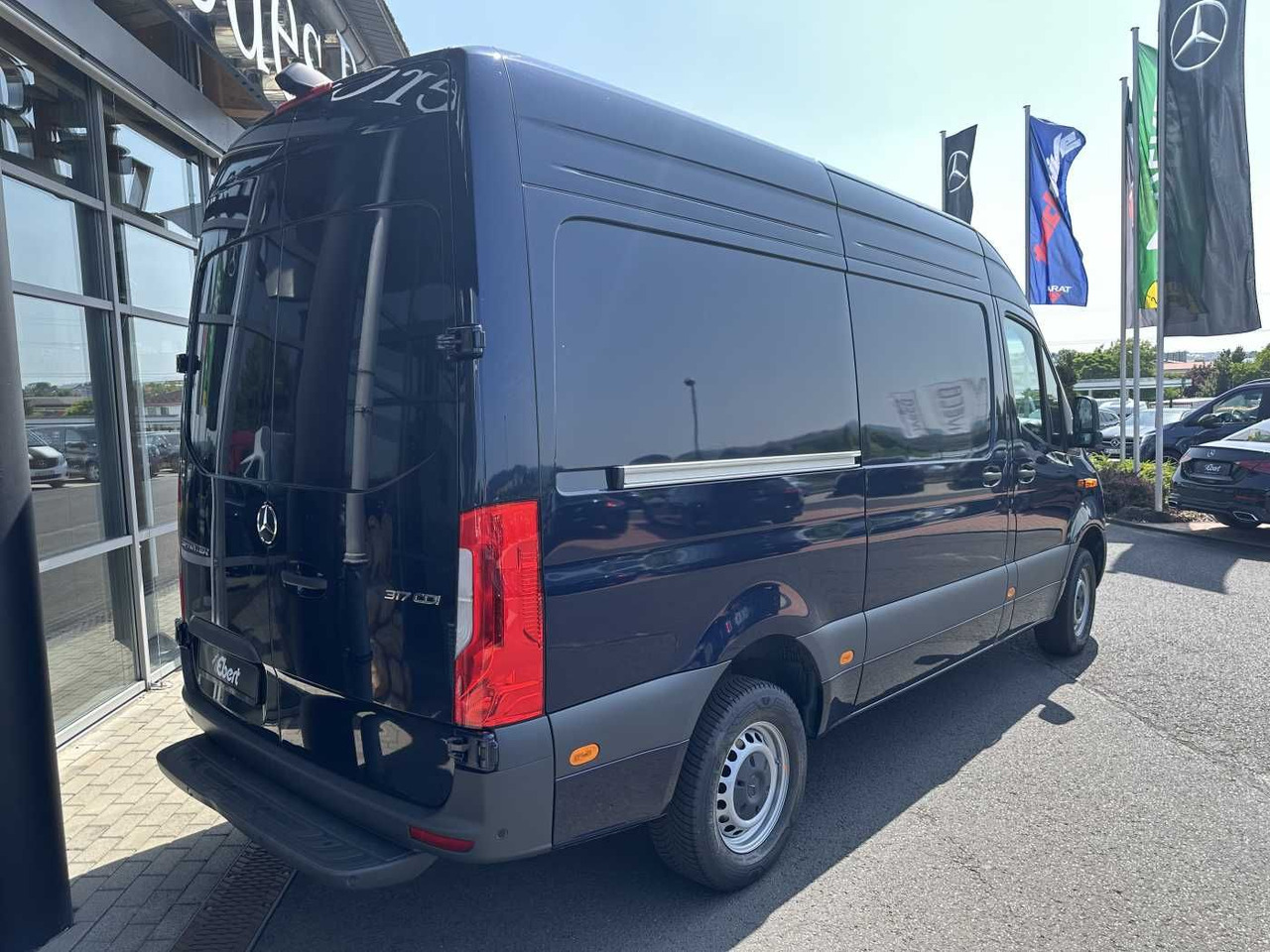 Mercedes-Benz Sprinter 317 CDI 3665 9G Klima Kamera MBUX LED - Furgon: 4 kép. Mercedes-Benz Sprinter 317 CDI 3665 9G Klima Kamera MBUX LED - Furgon: 4 kép.