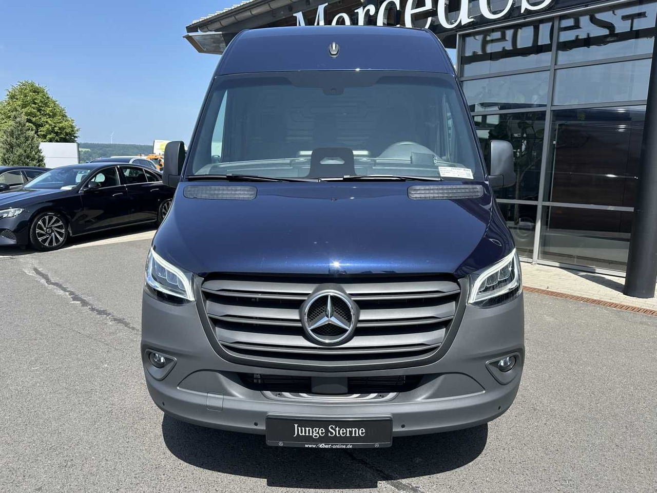 Mercedes-Benz Sprinter 317 CDI 3665 9G Klima Kamera MBUX LED - Furgon: 2 kép. Mercedes-Benz Sprinter 317 CDI 3665 9G Klima Kamera MBUX LED - Furgon: 2 kép.