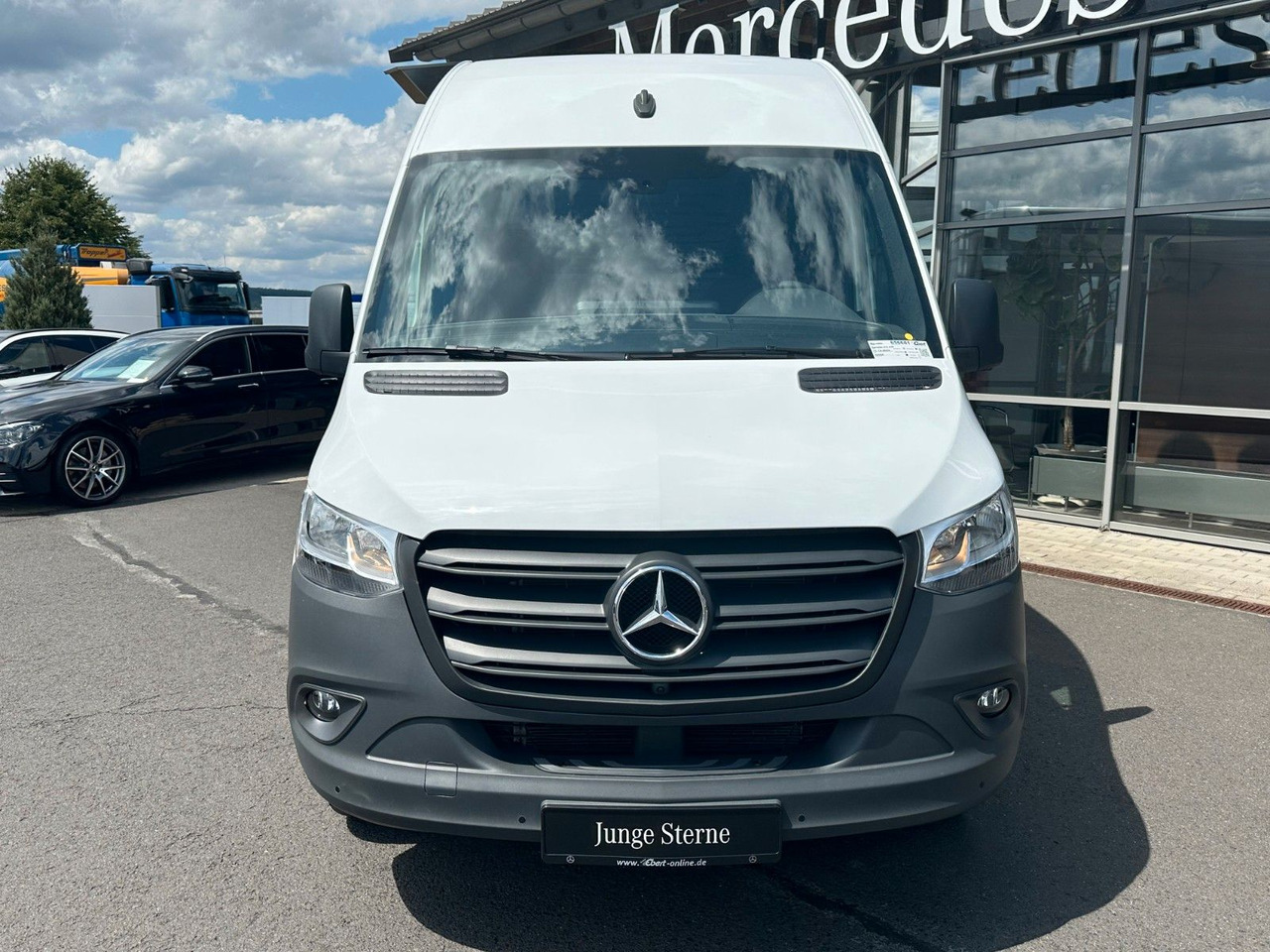 Mercedes-Benz Sprinter 317 CDI 3665 Klima 360 SHZ Tempomat - Furgon: 2 kép. Mercedes-Benz Sprinter 317 CDI 3665 Klima 360 SHZ Tempomat - Furgon: 2 kép.