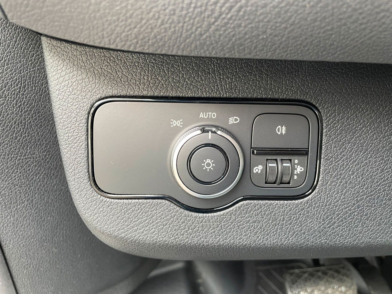 Ponyvás kisteherautó Mercedes-Benz Sprinter 317 CDI 9G 3665 Klima: 12 kép. Ponyvás kisteherautó Mercedes-Benz Sprinter 317 CDI 9G 3665 Klima: 12 kép.